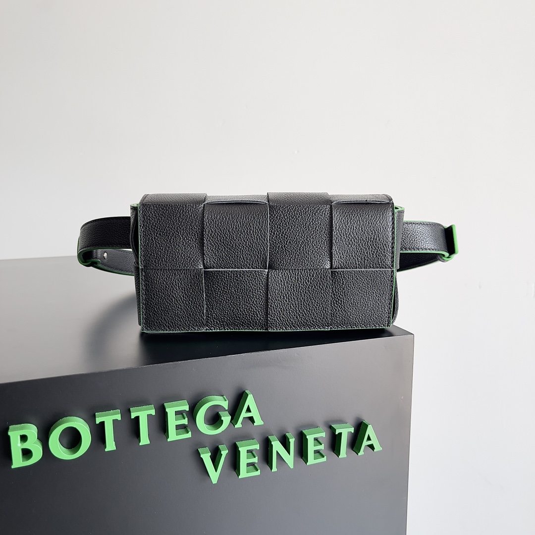 Bottega Veneta  BELT BAG\n     新鲜出炉的小腰包真的萌到我了，全牛皮手工编织的Mini Cassette 四处散发的可爱气息 简直人见人爱 花见花开❤️ \n【出场均配全套包装】\nSize：9.5*17.5*5cm。  \n 型号：639367。