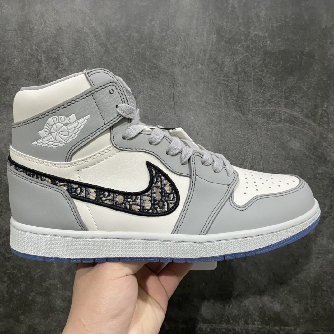 X版纯原全码补Dior x Air Jordan 1nAJ1大迪奥高帮整个市场的天花板版本之一n鞋型细节和lw非常相似真正购入原鞋拆解开发 材料全部使用原厂材料n细节做工完美复刻原鞋 勾子刺绣效果市场别无二家n无需太多文案描述 高端零售的顾客 要想最稳的版本 此版本是不二之选！ 尺码：36-47.5-莆田鞋批发中心