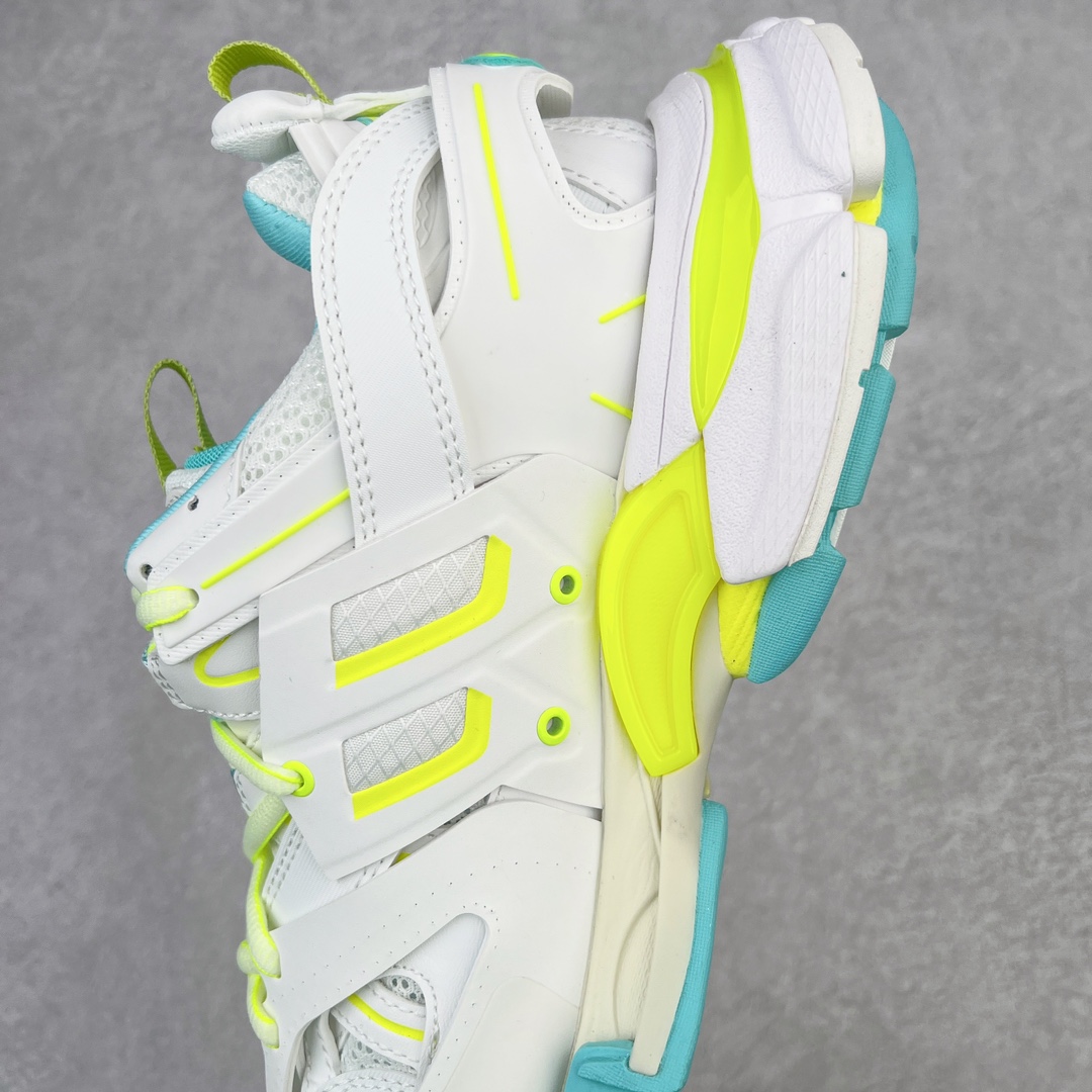 图片[7]-＃VG零售版 BALENCIAGA Track 巴黎世家三代复古老爹鞋 全套原纸板楦头开发 最原汁原味的灵魂版型 全鞋荧光划线卡点 胶水把控整洁度追求极致完美 每一双都是工艺品 多重QC质检 超越公司货的品控标准 实实在在的免检产品 原盒原配 正确字体电绣 粗细、位置、大小正确 侧边TPU 透气孔匹配意产原版 正确气垫分离大底 TPU软底 原版一致大底LOGO 立体感十足 原厂皮料水洗做旧 采购原厂网纱 该款鞋采用网眼布和尼龙制成 不含皮革 鞋舌饰有Track.2橡胶品牌标识 外侧饰有橡胶品牌标识 泡沫后帮压印品牌标识 外底正面压印BB标识 由176块饰片拼接而成的铰接式鞋面 侧面配金属质感网眼布 内面配有额外金属光泽饰件 包含1副鞋带和1副备用鞋带 后帮配有拉环鞋提 动态鞋底设计 为双脚带来后续的助力 正常尺码 尺码：35 36 37 38 39 40 41 42 43 44 45 46-选品中心