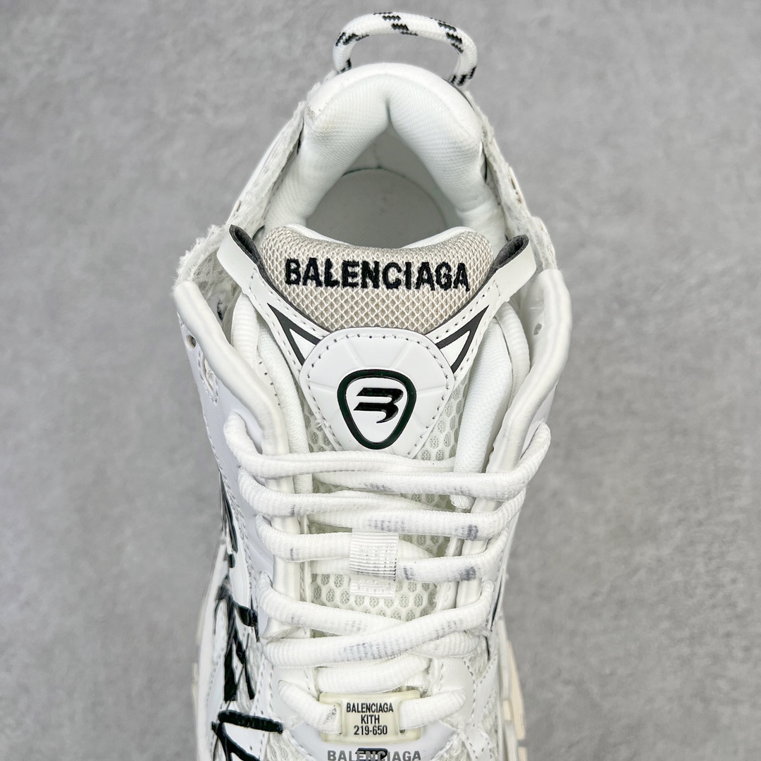 图片[5]-💰460 ＃VG零售版 BALENCIAGA Runner Sneaker 巴黎世家七代慢跑系列低帮复古野跑潮流运动鞋老爹鞋 尼龙和网布材质 磨损效果 鞋头边缘印有尺码 背面浮印尺码 外侧印有跑者徽标 鞋舌刺绣 Balenciaga 品牌标识 鞋跟背面 Balenciaga品牌标识 材质采用65%聚氨酯、35%聚酯纤维 全新 Runner 鞋型轮廓借鉴于 2000 年初的复古线条 搭载大网眼面料制成鞋面基础，由粉色、白色尼龍与橡胶质地覆盖鞋面诠释线条感 当中透过几道手缝线与折损痕更是精准的掌握历经时间淬炼的破旧痕迹 延续其手法至鞋领、鞋跟、鞋带、中底等部分均饰有破损及脏污之貌 尤其是鞋领处与鞋带孔眼条更是采用不规则做旧技术将内容物泡棉随机露出 尺码：35 36 37 38 39 40 41 42 43 44 45 46 编码：by5936030-运动鞋