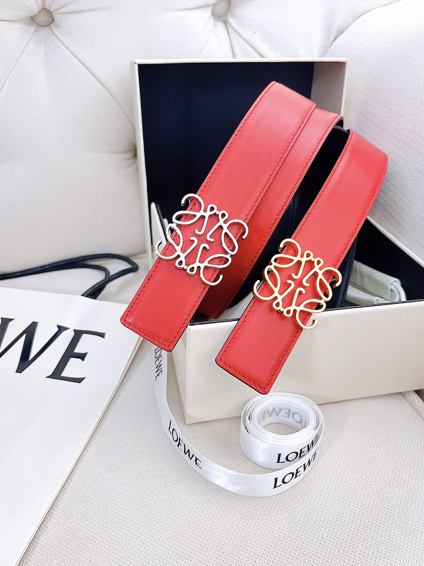 LOWE罗意威这款双面腰带配有Ana
