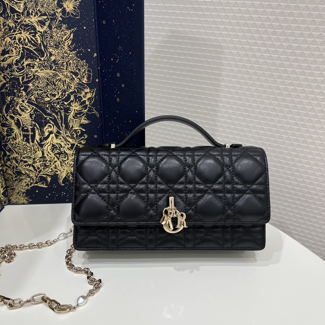 Tamaño pequeño en negro ‼️ El último bolso de mano con cadena de perlas de la tienda 🆕, con el icónico patrón de mimbr…