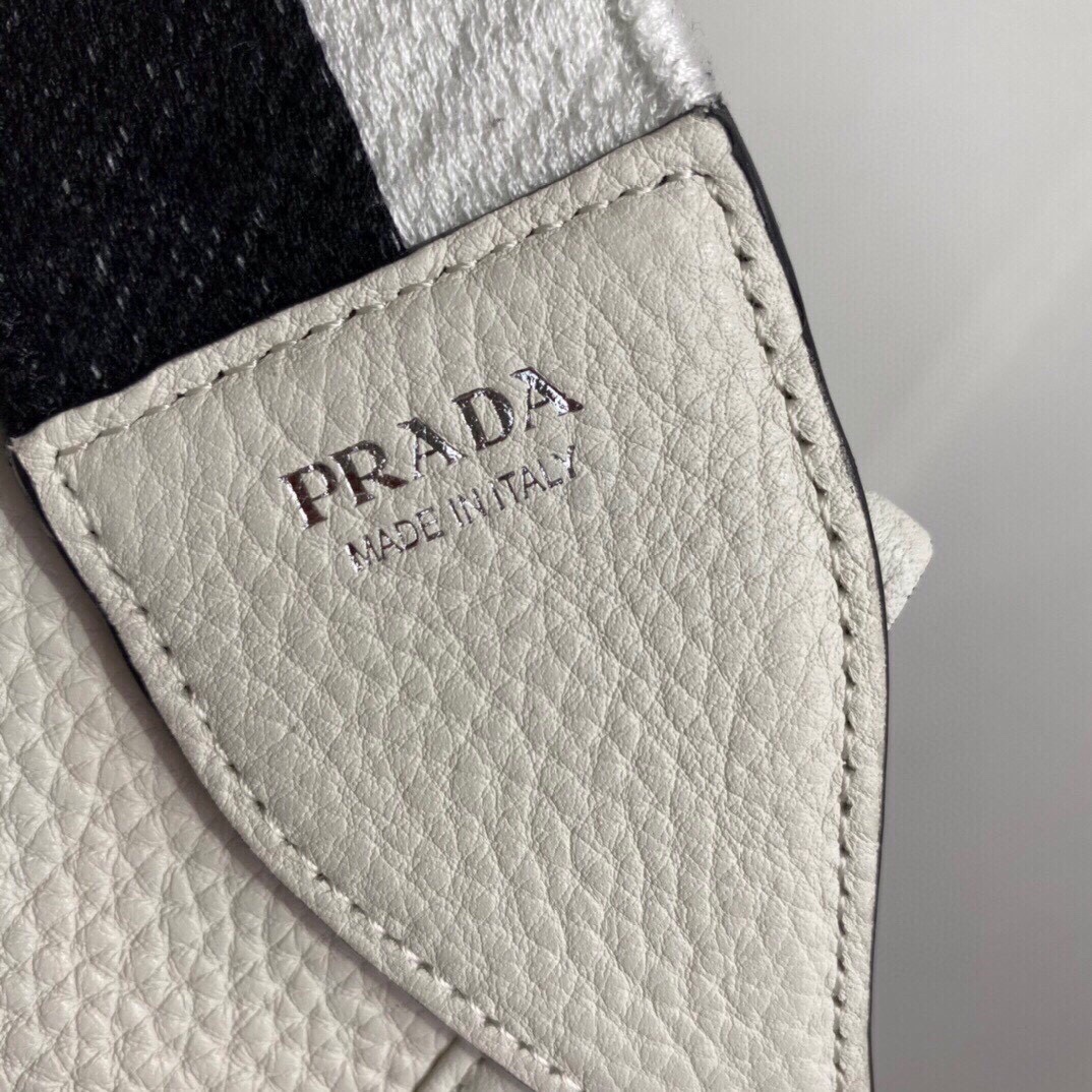 The Row Classic Handcrafted Luxury Leather Shoulder Bag Ref 7