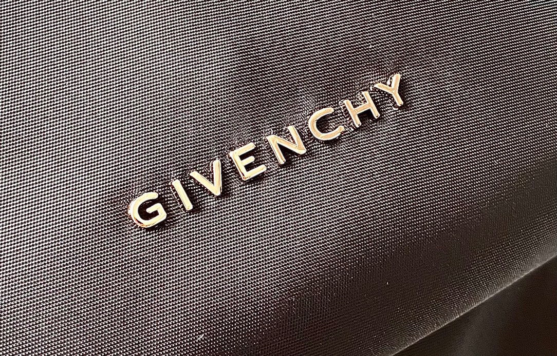 法国品givenchy纪梵希最新款腰包/胸包！进口尼龙布制作低调且又能让你显年轻的胸包！能装不撞款！背上