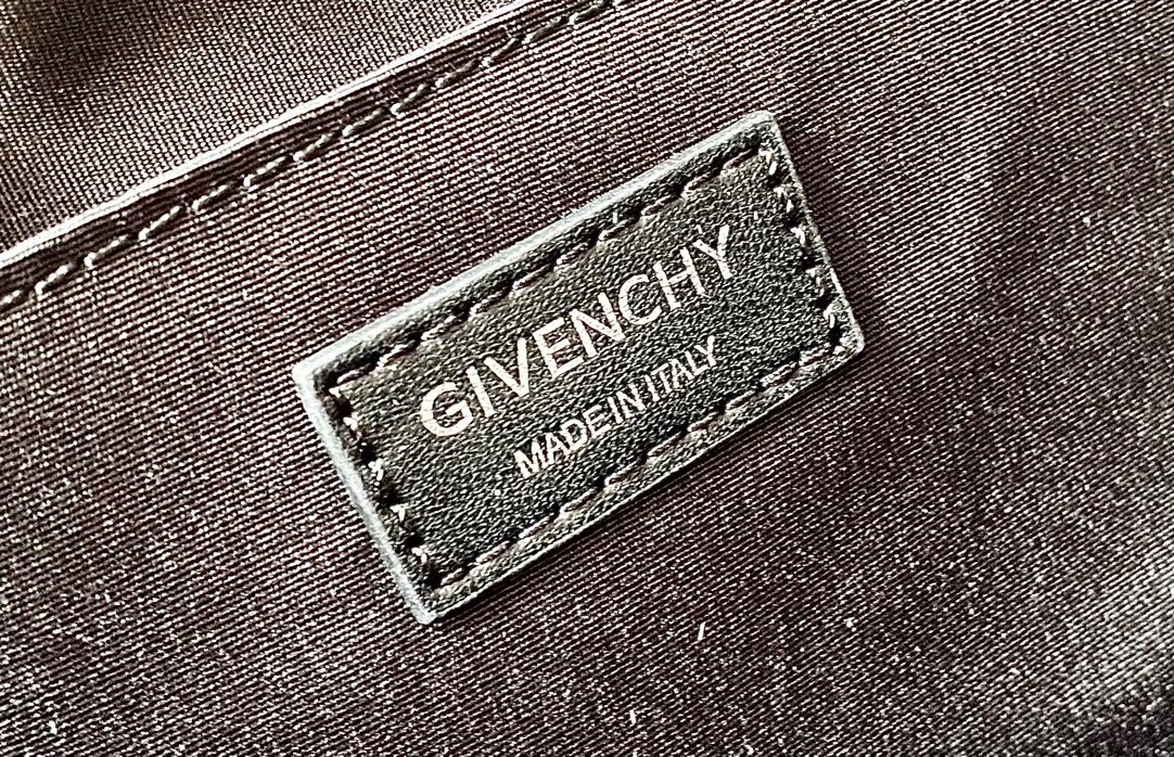 法国品givenchy纪梵希最新款腰包/胸包！进口尼龙布制作低调且又能让你显年轻的胸包！能装不撞款！背上