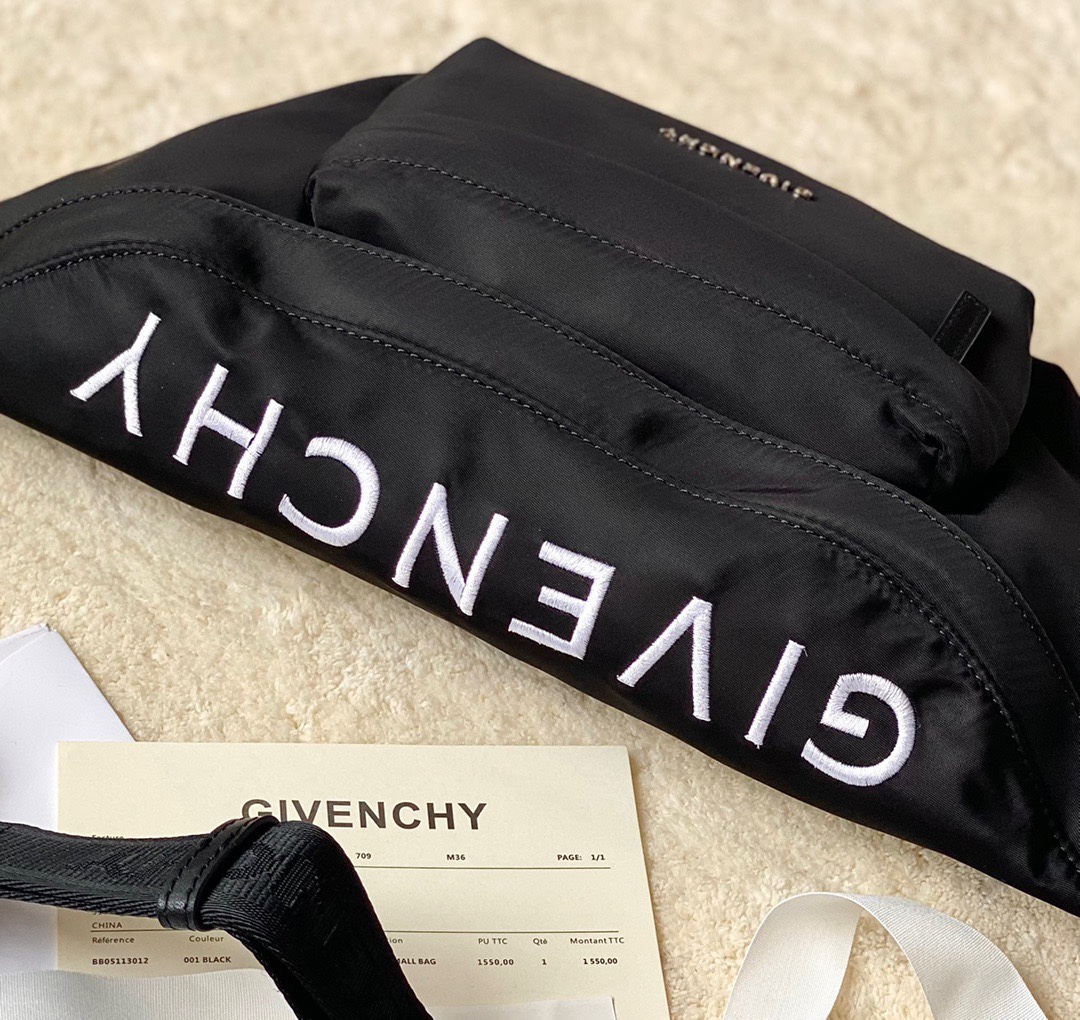 法国品givenchy纪梵希最新款腰包/胸包！进口尼龙布制作低调且又能让你显年轻的胸包！能装不撞款！背上