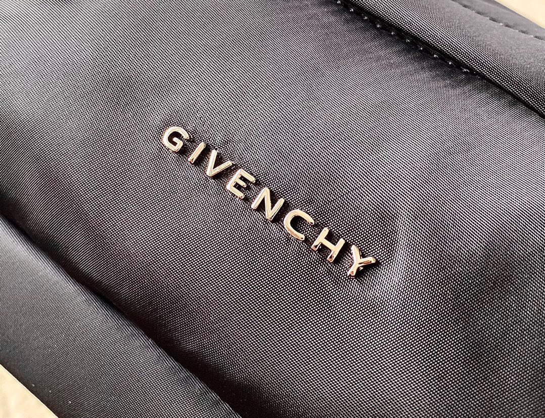 法国品givenchy纪梵希最新款腰包/胸包！进口尼龙布制作低调且又能让你显年轻的胸包！能装不撞款！背上