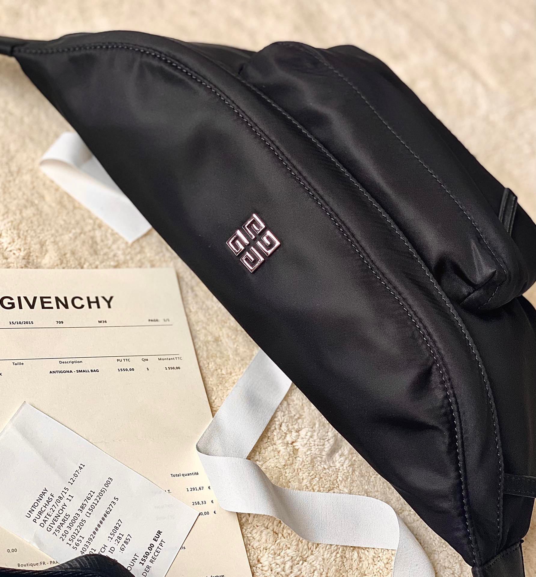 法国品givenchy纪梵希最新款腰包/胸包！进口尼龙布制作低调且又能让你显年轻的胸包！能装不撞款！背上