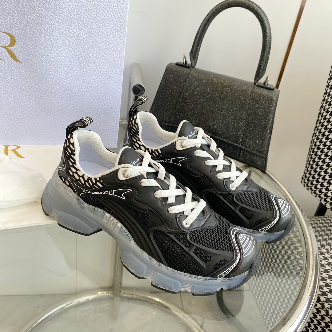 NO:167164,Dio… The official website promotes new products DIOR VIBE sneakers Top quality This Dior Vibe sneaker incorporates Dior’s high-order spirit to reinterpret classic running shoes. It is paired with dark blue Oblique printed technology fabrics, mesh fabrics and transparent rubber inserts to create a contrasting modern style. It is further embellished with 3D effect details, rear star decoration, logos on the tongue and rear lifting ring. The transparent rubber outsole is more stylish, complementing a variety of casual or elegant items to create a modern look. Size35-40 (41 customization) full package, casual shoes/sports shoes, dior, sneakers19860909批 Dio…官网主推新品 DIOR VIBE 运动鞋 顶级品质 这款 Dior Vibe 运动鞋融入 Dior 的高订精神,重新诠释经典跑鞋.搭配深蓝色 Oblique 印花科技面料、网眼织物和透明橡胶镶片,打造对比鲜明的现代风格.以 3D 效果细节、后侧星星装饰、鞋舌和后侧提拉环上的标志等标志性细节进一步点缀.透明橡胶外底更加时尚,与各式休闲或优雅单品相得益彰,打造摩登造型. size35-40（41定制）全套包装,休闲鞋/运动鞋,dior,sneakers,Women's Shoes