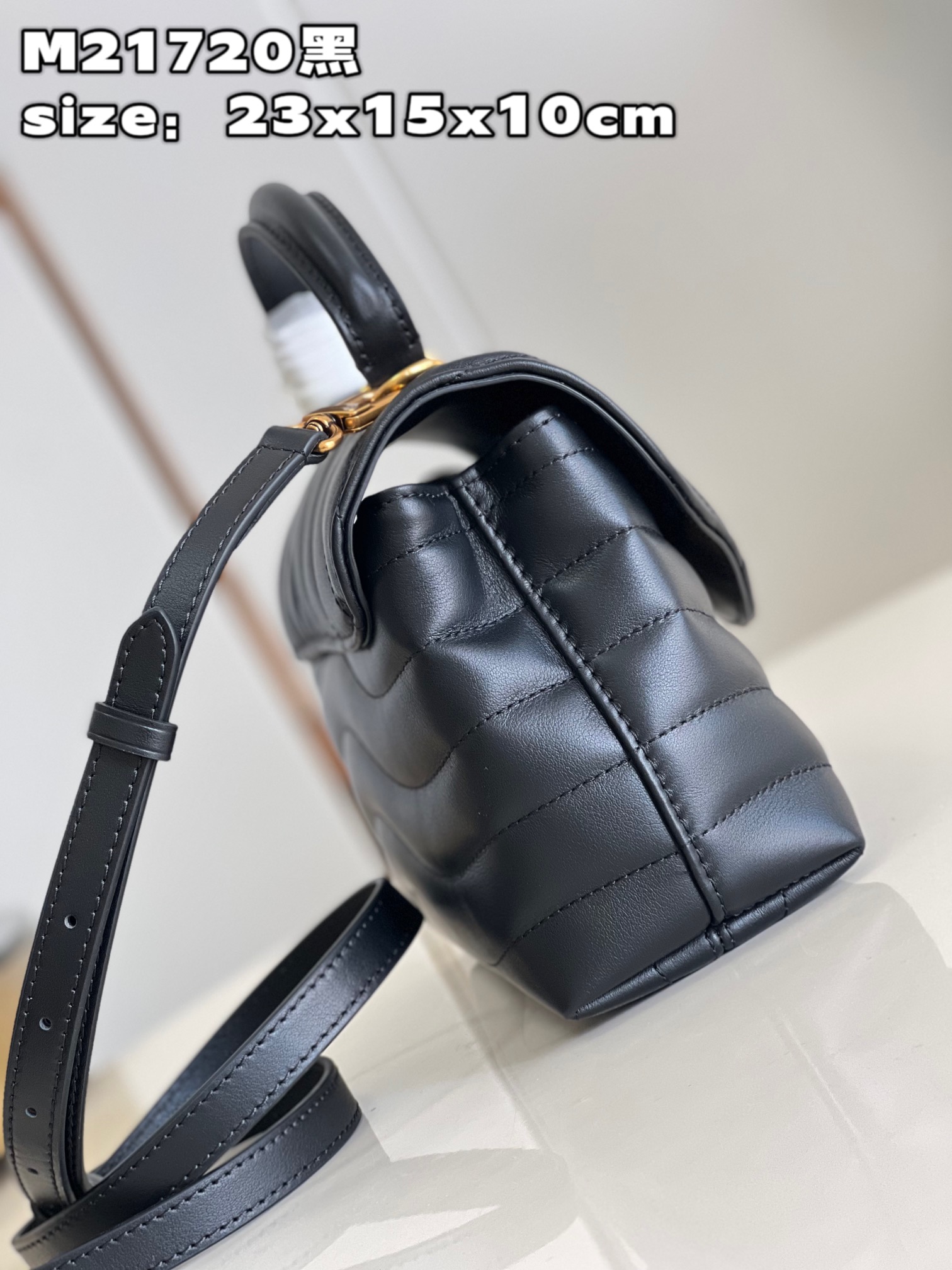 顶级原单M21720黑此款HoldMe手袋是路易威登旗下标志性的NewWave绗缝皮具系列的新品造型精致
