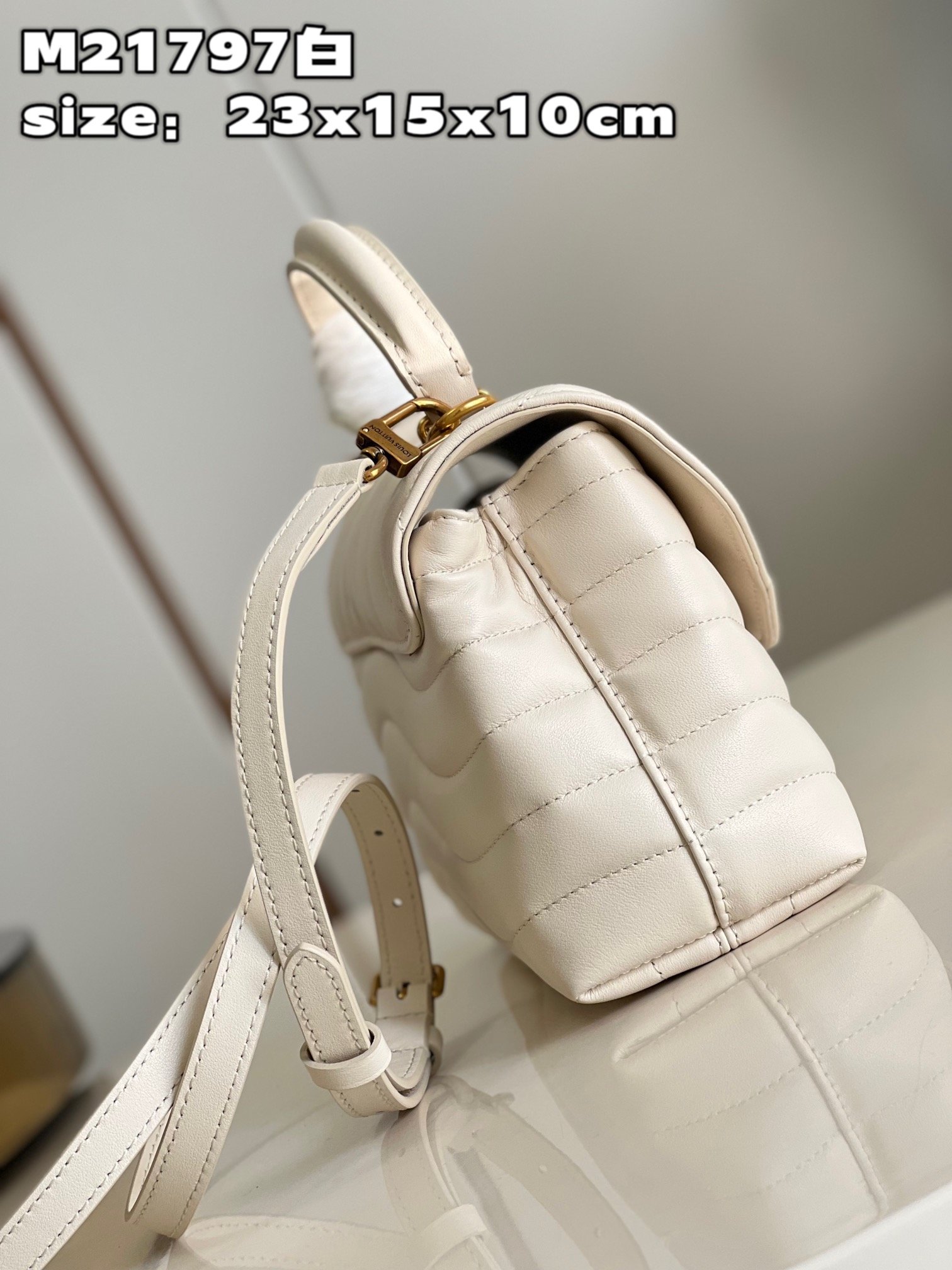 顶级原单M21797白此款HoldMe手袋是路易威登旗下标志性的NewWave绗缝皮具系列的新品造型精致