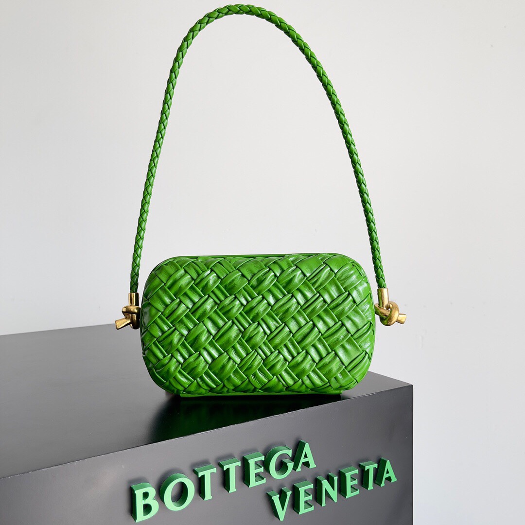 🔥🔥🔥 Bottega Veneta (high version)  
Genuine leather + stainless steel hardware + 24k gold plating + fully handmade  
Used by Queen Rania and Princess Iman of Jordan at events  
True old money style, a must-have statement piece ❤️  
Classic Knot design revived with added small strap for shoulder wear  
Essential for important occasions, enhances your charm ✨✨✨  
Model: 717623  
Size: 20.5 x 6 x 12.5 cm image 1