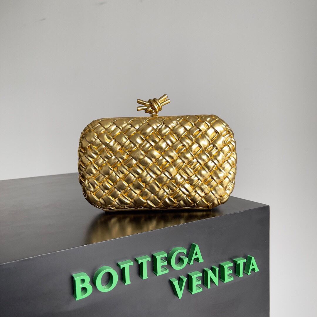 🔥🔥🔥 BV Knot | Classic Evening Bag Returns  
Made with original leather, stainless steel hardware, 24k gold plating, and fully handcrafted.  
For those familiar with our brand history, the knot is a key story and important design element of Bottega Veneta.  
✨✨ Matthieu Blazy elevates the classic Knot this season with a new knot design and a woven shoulder strap, combined with Fouland Intreccio weaving technique, adding a modern touch to its vintage charm.  
Style No.: 717622  
Size: 20.5 x 6 x 12.5 cm image 1
