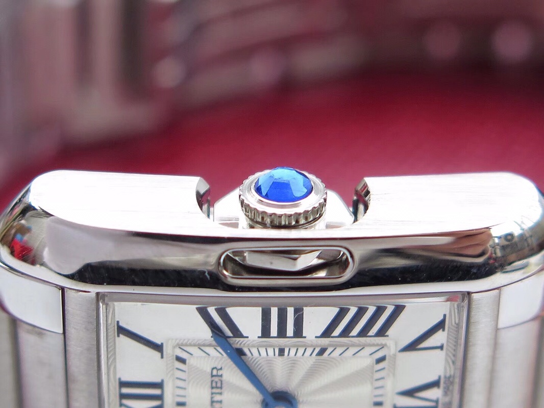 Cartier 女表推荐卡地亚坦克-Tank Anglaise腕表 表壳尺寸30mm x 22mm 厚度仅7.19mm