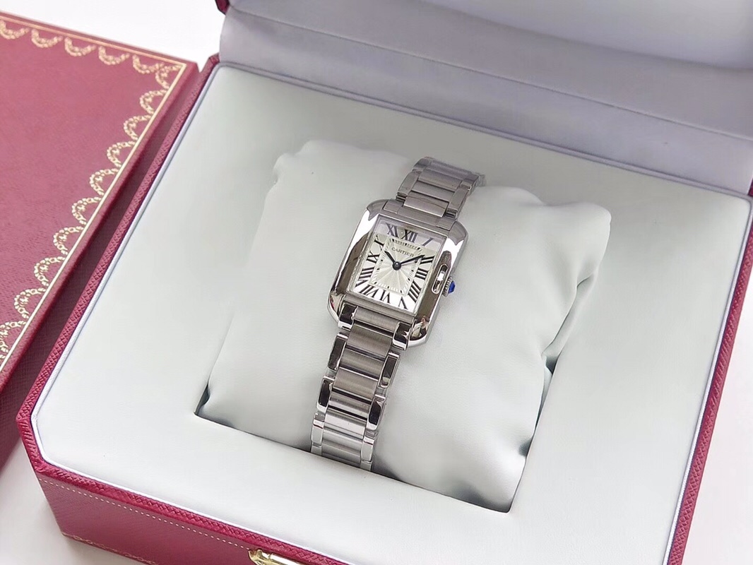 Cartier 女表推荐卡地亚坦克-Tank Anglaise腕表 表壳尺寸30mm x 22mm 厚度仅7.19mm