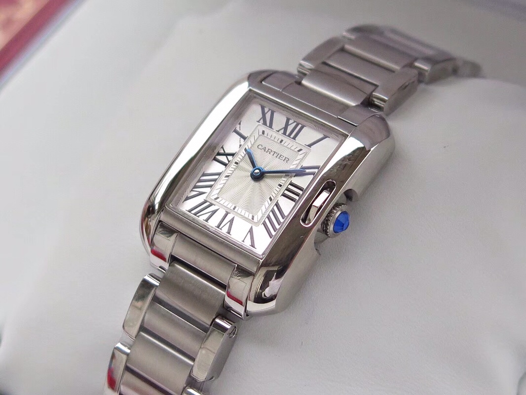 Cartier 女表推荐卡地亚坦克-Tank Anglaise腕表 表壳尺寸30mm x 22mm 厚度仅7.19mm