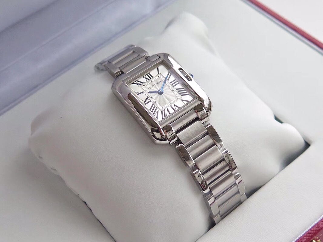 Cartier 女表推荐卡地亚坦克-Tank Anglaise腕表 表壳尺寸30mm x 22mm 厚度仅7.19mm