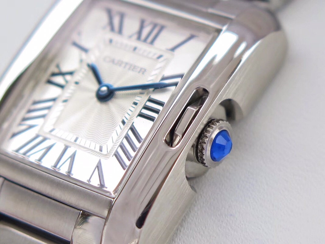 Cartier 女表推荐卡地亚坦克-Tank Anglaise腕表 表壳尺寸30mm x 22mm 厚度仅7.19mm