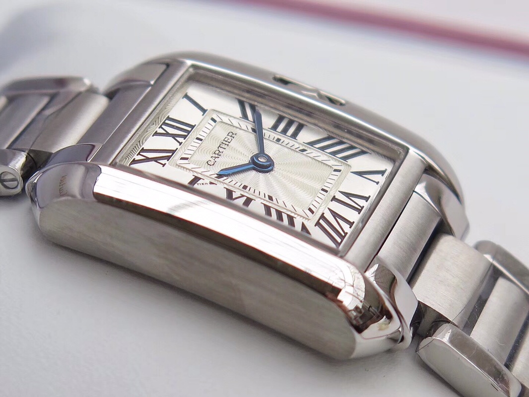 Cartier 女表推荐卡地亚坦克-Tank Anglaise腕表 表壳尺寸30mm x 22mm 厚度仅7.19mm