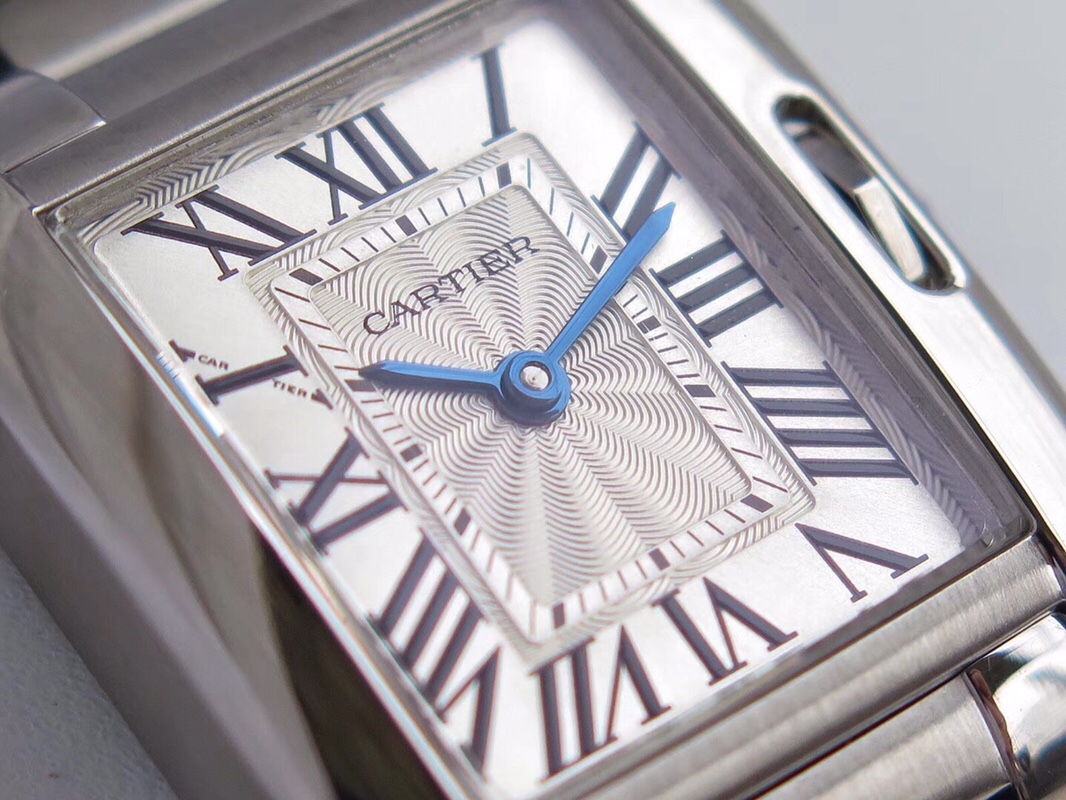 Cartier 女表推荐卡地亚坦克-Tank Anglaise腕表 表壳尺寸30mm x 22mm 厚度仅7.19mm