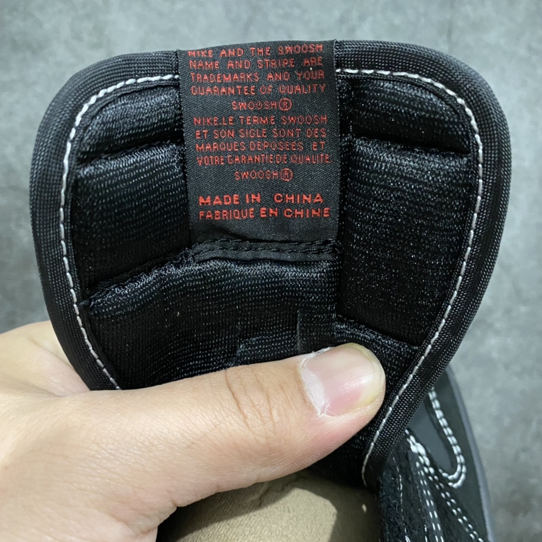 私人订单 Ari Jordan 1 x Travis ScottnAJ1 x TS联名黑倒钩DM7866-001n市场未流通版本 区别各大代号版本n所有皮料均来自原厂 所有细节均多次校对n针车效果同步原鞋 刺绣拉到原厂定做n原楦原纸板开发 后跟弧度收口自然不对折极致一眼正品既视感 进口玻璃冲刀皮料裁剪零毛边承诺百分百一致原鞋 鞋面清洁度最高 QC检验标准 控制溢胶 鞋盒、防尘纸 配件鞋带 均采购来自原厂 尺码：36-47.5-莆田鞋批发中心