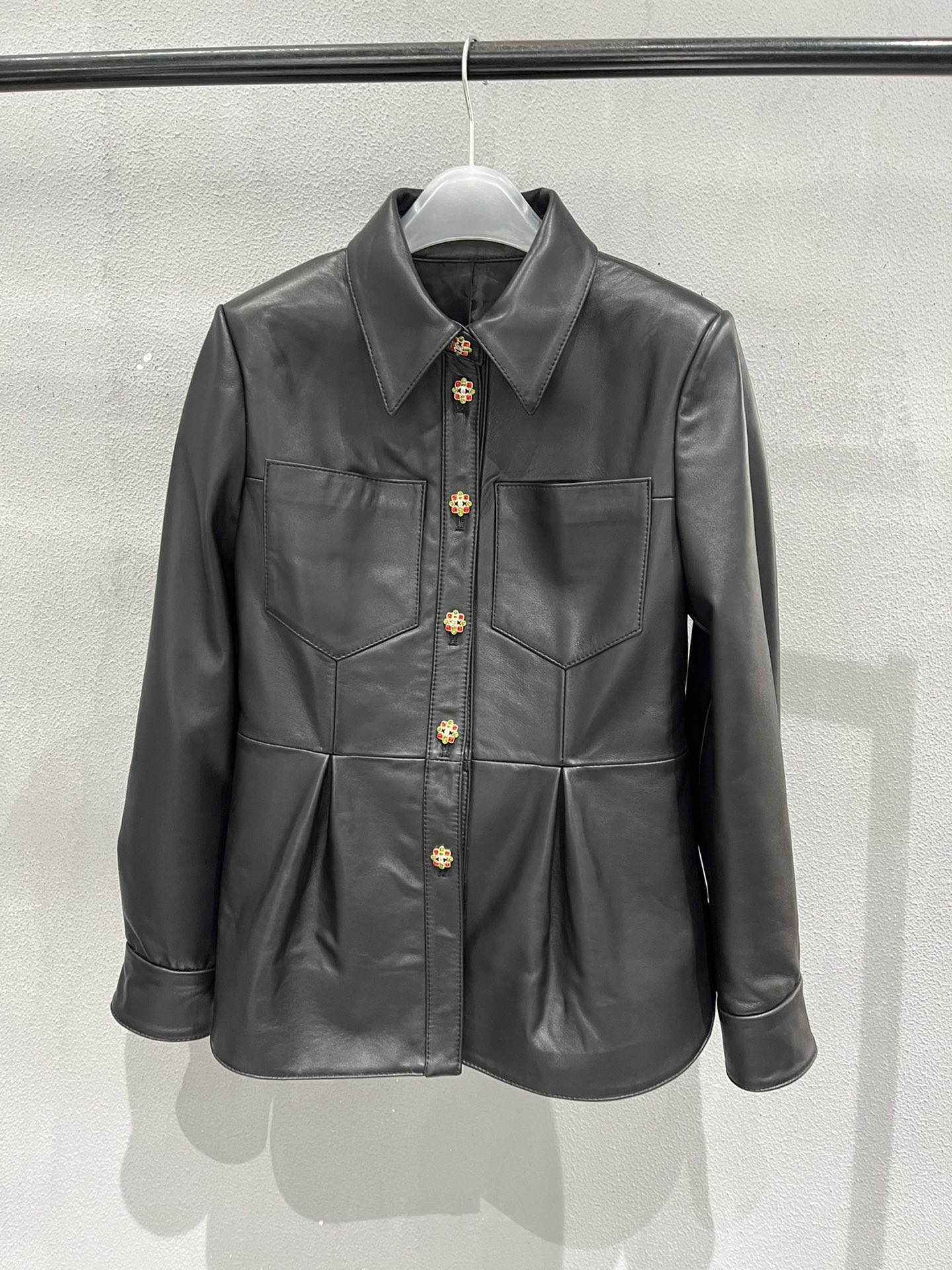 NO:721607,,chanle sheepskin shirt jacket, made of high-quality sheepskin with customized rhinestone buttons,Chanel-clothing,chanel,chanel,jackets & coats,shirts,sheepskin,19860909,chanle羊皮衬衫外套,采用优质绵羊皮搭配定制水钻扣,香奈儿-服装,chanel,chanel,jackets & coats,shirts,sheepskin,,Women's clothing