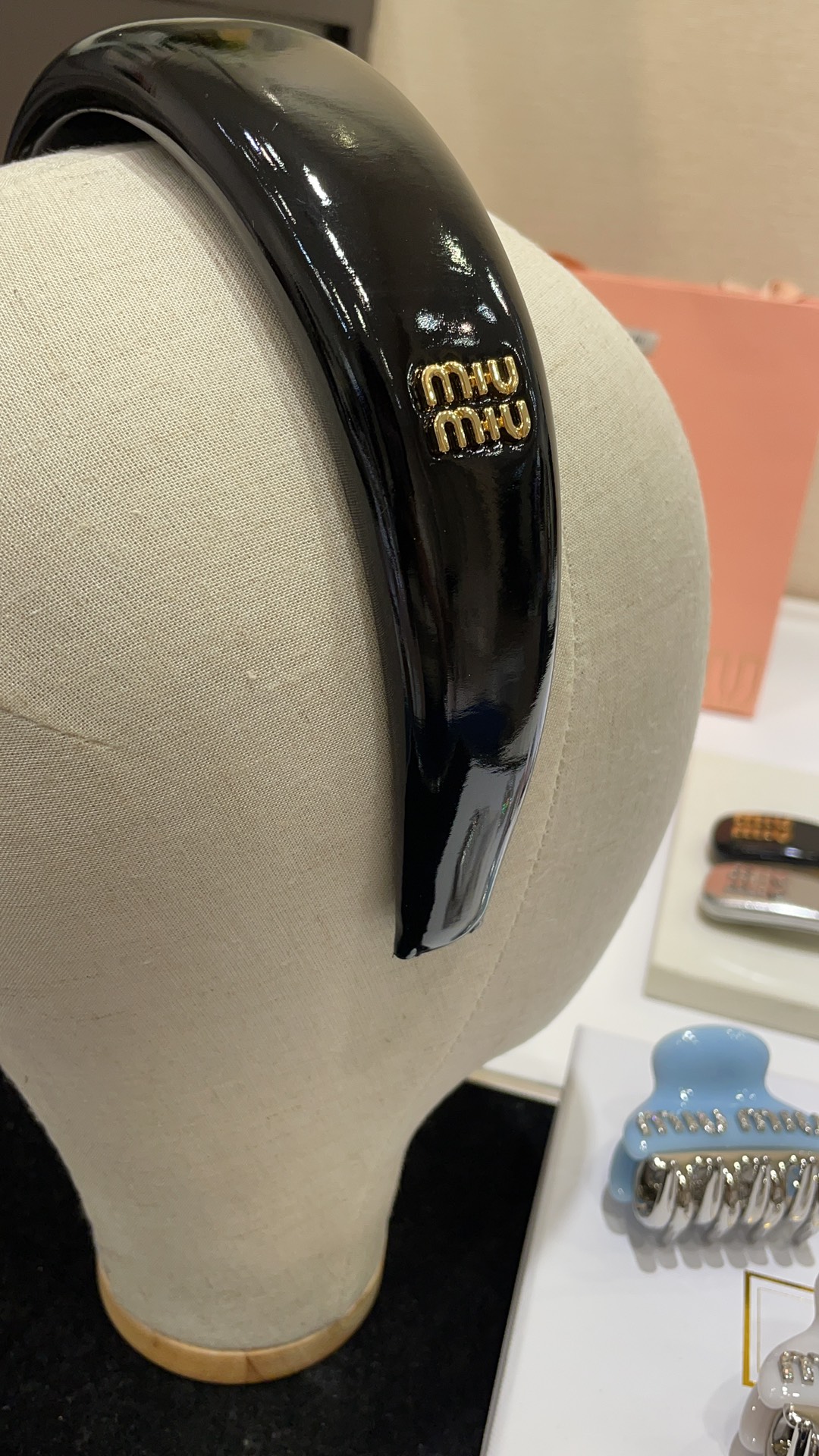 NO:632200,88270, arrived today. The new black patent leather headband with golden letters. The black and gold color is too high-end. It is versatile and easy to pick. Wearing it will make you look like a wealthy daughter. It is a must-have high-ceiling artifact. It can be used with daily wear to show your face. Z-version customization, Cardia high-end jewelry1986090988270,今日到货 新款金色字母黑色漆皮发箍 黑金配色太高级啦 百搭不挑人 戴上就是满满的富家千金即视感 人手必备高颅顶神器 日常搭配显脸小 z版定制,,卡迪亚高端饰品,Jewelry