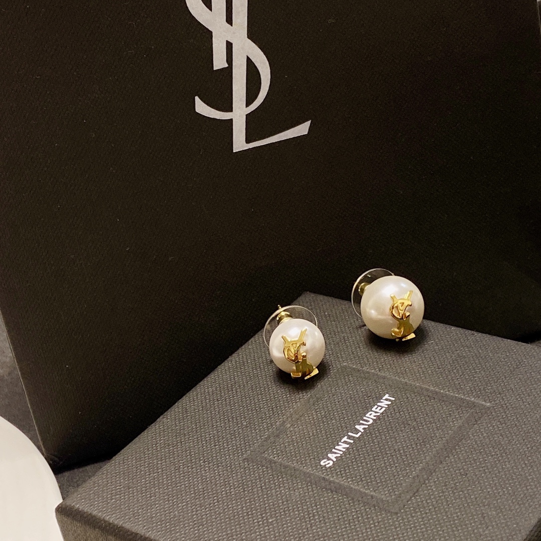 &yen;60
 ❤小红书推荐爆款💥️新款YSL圣罗兰AB款大小不一珍珠耳环耳钉。 带logo👍优雅大方特别精工设计  非常修饰脸型    青春活力    一眼就被这款吸引了   非常漂亮的颜色搭配   时尚又俏皮 ✌️✌️