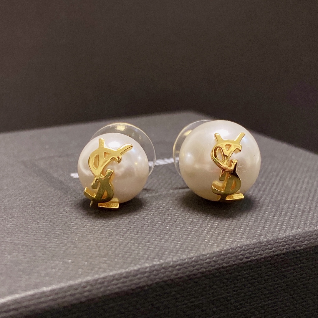 &yen;60
 ❤小红书推荐爆款💥️新款YSL圣罗兰AB款大小不一珍珠耳环耳钉。 带logo👍优雅大方特别精工设计  非常修饰脸型    青春活力    一眼就被这款吸引了   非常漂亮的颜色搭配   时尚又俏皮 ✌️✌️