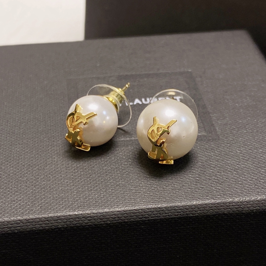&yen;60
 ❤小红书推荐爆款💥️新款YSL圣罗兰AB款大小不一珍珠耳环耳钉。 带logo👍优雅大方特别精工设计  非常修饰脸型    青春活力    一眼就被这款吸引了   非常漂亮的颜色搭配   时尚又俏皮 ✌️✌️