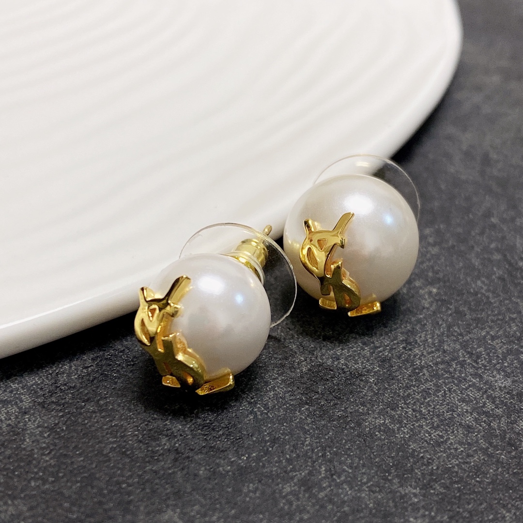 &yen;60
 ❤小红书推荐爆款💥️新款YSL圣罗兰AB款大小不一珍珠耳环耳钉。 带logo👍优雅大方特别精工设计  非常修饰脸型    青春活力    一眼就被这款吸引了   非常漂亮的颜色搭配   时尚又俏皮 ✌️✌️