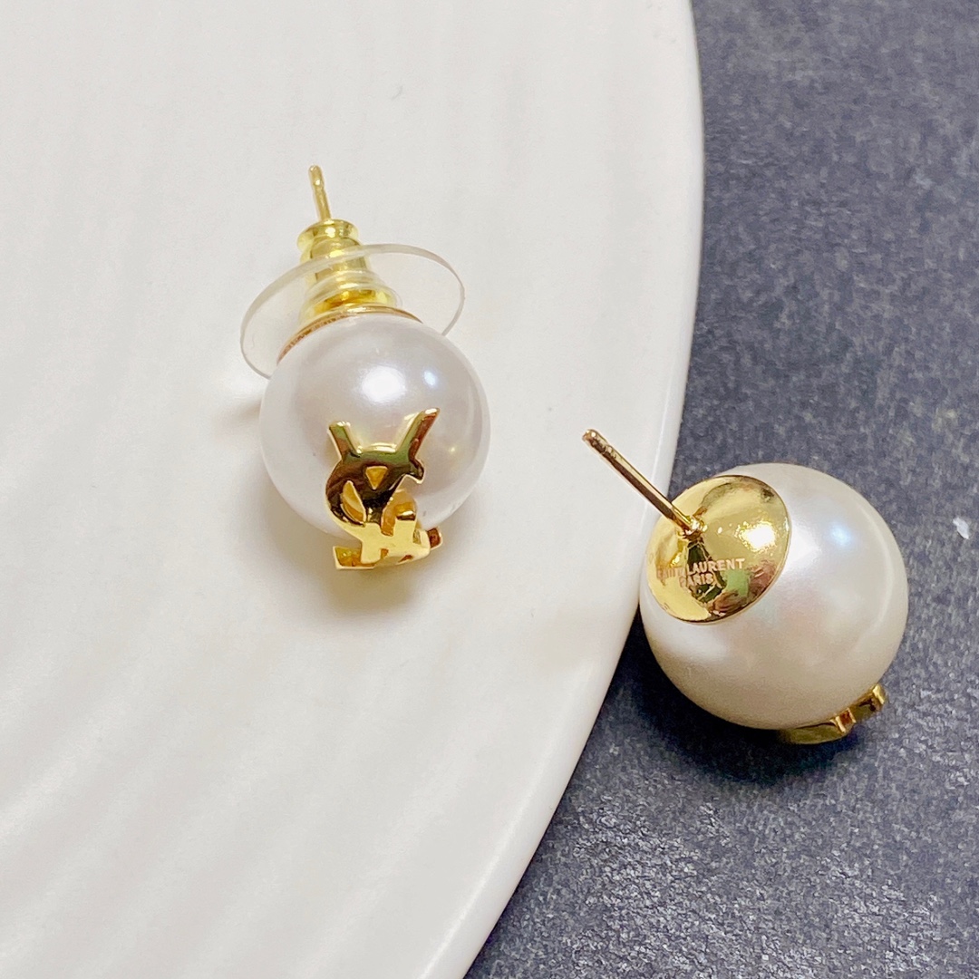 &yen;60
 ❤小红书推荐爆款💥️新款YSL圣罗兰AB款大小不一珍珠耳环耳钉。 带logo👍优雅大方特别精工设计  非常修饰脸型    青春活力    一眼就被这款吸引了   非常漂亮的颜色搭配   时尚又俏皮 ✌️✌️
