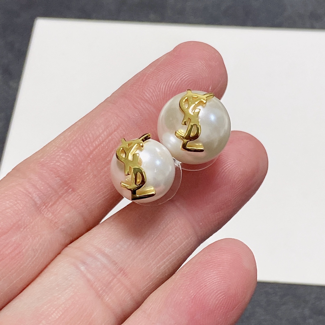 &yen;60
 ❤小红书推荐爆款💥️新款YSL圣罗兰AB款大小不一珍珠耳环耳钉。 带logo👍优雅大方特别精工设计  非常修饰脸型    青春活力    一眼就被这款吸引了   非常漂亮的颜色搭配   时尚又俏皮 ✌️✌️