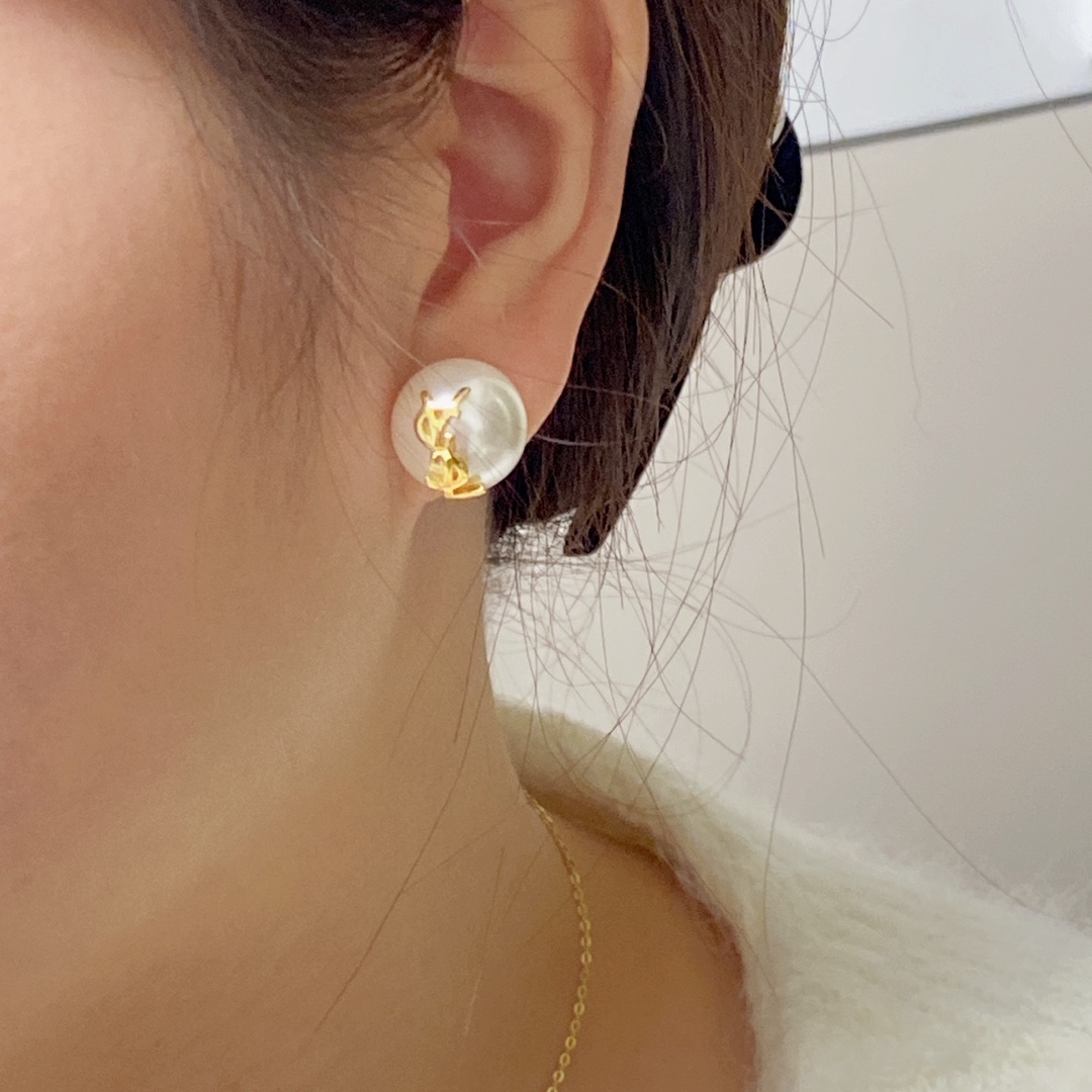 &yen;60
 ❤小红书推荐爆款💥️新款YSL圣罗兰AB款大小不一珍珠耳环耳钉。 带logo👍优雅大方特别精工设计  非常修饰脸型    青春活力    一眼就被这款吸引了   非常漂亮的颜色搭配   时尚又俏皮 ✌️✌️