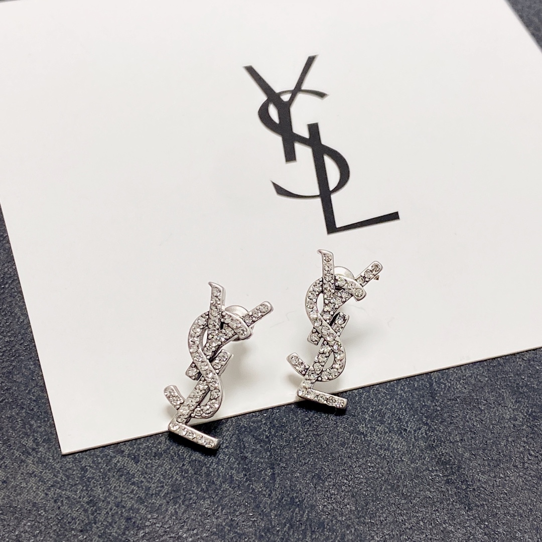 ¥65
 ❤小红书推荐爆款💥️新款YSL圣罗兰复古银做旧满钻小耳环耳钉。 带logo👍优雅大方特别精工设计  非常修饰脸型    青春活力    一眼就被这款吸引了   非常漂亮的颜色搭配   时尚又俏皮 ✌️✌️
