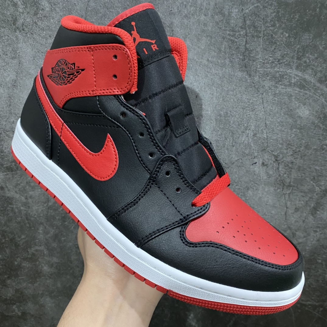 图片[4]-GC(dt)纯原 Air Jordan AJ1 Mid 中帮黑红 DQ8426-060市面唯一纯原级别 无需拼图大几率过验 后跟方块横7针竖3针 全网唯一正确细节 全鞋电脑针车 完美零毛边处理 原厂内置全掌气垫 价格定位良心 平台专用代工流水线出品 一眼公司既视感 拿到手的一瞬间就与众不同 碾压市面所有版本 认准细节 全部原鞋开发 每一个配色都会采购原鞋确认细节 打破市面看图做货无好货之说 细节精确 所有配色原数据档案开发！ 尺码：35.5 36 36.5 37.5 38 38.5 39 40 40.5 41 42 42.5 43 44 44.5 45-莆田鞋批发中心