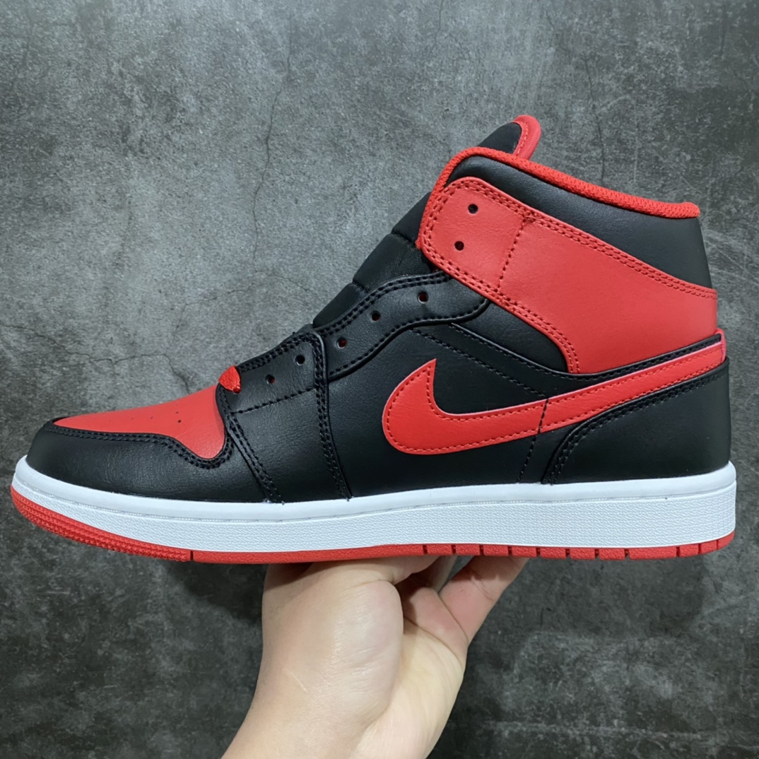 图片[2]-GC(dt)纯原 Air Jordan AJ1 Mid 中帮黑红 DQ8426-060市面唯一纯原级别 无需拼图大几率过验 后跟方块横7针竖3针 全网唯一正确细节 全鞋电脑针车 完美零毛边处理 原厂内置全掌气垫 价格定位良心 平台专用代工流水线出品 一眼公司既视感 拿到手的一瞬间就与众不同 碾压市面所有版本 认准细节 全部原鞋开发 每一个配色都会采购原鞋确认细节 打破市面看图做货无好货之说 细节精确 所有配色原数据档案开发！ 尺码：35.5 36 36.5 37.5 38 38.5 39 40 40.5 41 42 42.5 43 44 44.5 45-莆田鞋批发中心