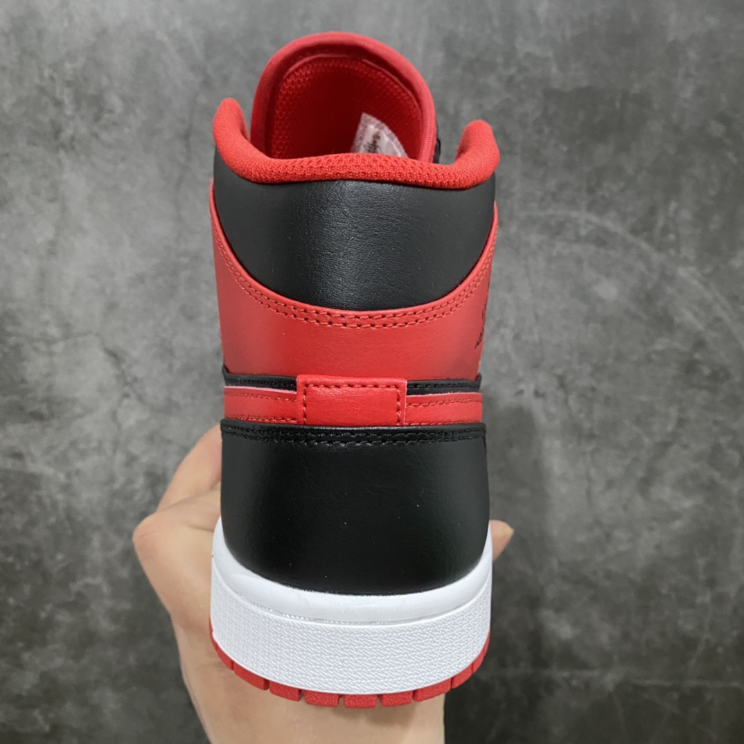 图片[3]-GC(dt)纯原 Air Jordan AJ1 Mid 中帮黑红 DQ8426-060市面唯一纯原级别 无需拼图大几率过验 后跟方块横7针竖3针 全网唯一正确细节 全鞋电脑针车 完美零毛边处理 原厂内置全掌气垫 价格定位良心 平台专用代工流水线出品 一眼公司既视感 拿到手的一瞬间就与众不同 碾压市面所有版本 认准细节 全部原鞋开发 每一个配色都会采购原鞋确认细节 打破市面看图做货无好货之说 细节精确 所有配色原数据档案开发！ 尺码：35.5 36 36.5 37.5 38 38.5 39 40 40.5 41 42 42.5 43 44 44.5 45-莆田鞋批发中心