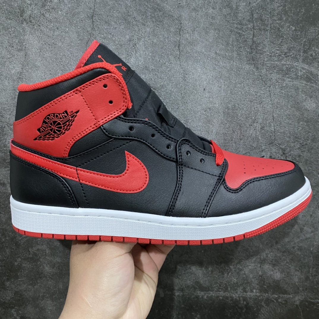 GC(dt)纯原 Air Jordan AJ1 Mid 中帮黑红 DQ8426-060市面唯一纯原级别 无需拼图大几率过验 后跟方块横7针竖3针 全网唯一正确细节 全鞋电脑针车 完美零毛边处理 原厂内置全掌气垫 价格定位良心 平台专用代工流水线出品 一眼公司既视感 拿到手的一瞬间就与众不同 碾压市面所有版本 认准细节 全部原鞋开发 每一个配色都会采购原鞋确认细节 打破市面看图做货无好货之说 细节精确 所有配色原数据档案开发！ 尺码：35.5 36 36.5 37.5 38 38.5 39 40 40.5 41 42 42.5 43 44 44.5 45-莆田鞋批发中心