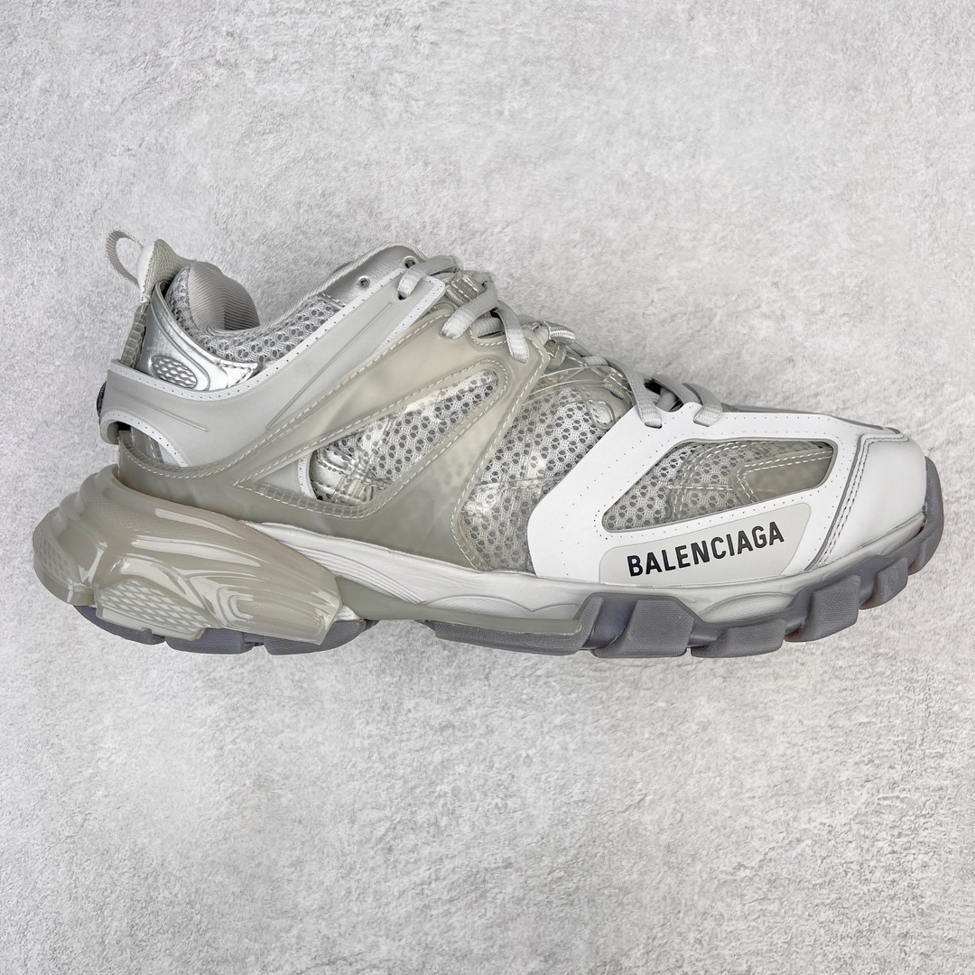 💰390 ＃VG零售版 BALENCIAGA Track Trainers 巴黎世家透明果冻底复古潮流百搭老爹鞋 成份：47%涤纶 40%聚氨酯纤维 13%Nylon 采用尼龙和网眼布制成 100%不含皮革 尺码饰于足尖 鞋后跟压印Track字样 外底正面压印BB标识 外侧印有Balenciaga印花 鞋舌压印Balenciaga标识 双鞋带以常规方式打结 后帮及鞋舌配有拉环鞋提 动态鞋底设计 为双脚带来后续的助力 50毫米鞋弓 水洗做旧风格 中国制造 此商品提供Balenciaga防尘袋和包装盒 全套原纸板楦头开发 最原汁原味的灵魂版型 全鞋荧光划线卡点 胶水把控整洁度追求极致完美 每一双都是工艺品 多重QC质检 超越公司货的品控标准 实实在在的免检产品 原盒原配 正确字体电绣 粗细、位置、大小正确 侧边TPU 透气孔匹配意产原版 正确分离大底 TPU软底 原版一致大底LOGO 立体感十足 原厂皮料水洗做旧 采购原厂网纱 正常尺码 尺码：35 36 37 38 39 40 41 42 43 44 45 46 编码：by4936060-运动鞋