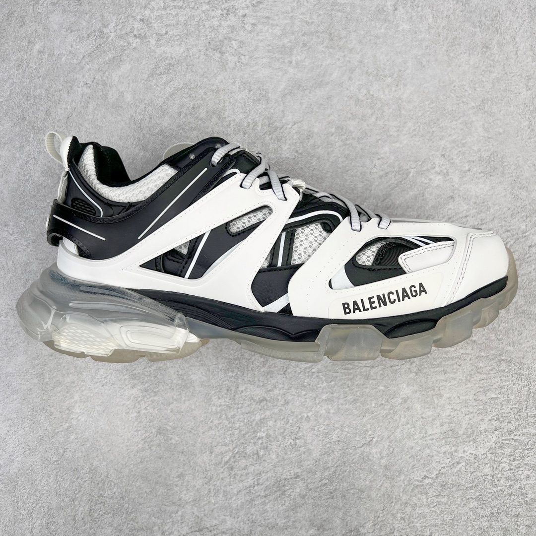 💰390 ＃VG零售版 BALENCIAGA Track Trainers 巴黎世家透明果冻底复古潮流百搭老爹鞋 成份：47%涤纶 40%聚氨酯纤维 13%Nylon 采用尼龙和网眼布制成 100%不含皮革 尺码饰于足尖 鞋后跟压印Track字样 外底正面压印BB标识 外侧印有Balenciaga印花 鞋舌压印Balenciaga标识 双鞋带以常规方式打结 后帮及鞋舌配有拉环鞋提 动态鞋底设计 为双脚带来后续的助力 50毫米鞋弓 水洗做旧风格 中国制造 此商品提供Balenciaga防尘袋和包装盒 全套原纸板楦头开发 最原汁原味的灵魂版型 全鞋荧光划线卡点 胶水把控整洁度追求极致完美 每一双都是工艺品 多重QC质检 超越公司货的品控标准 实实在在的免检产品 原盒原配 正确字体电绣 粗细、位置、大小正确 侧边TPU 透气孔匹配意产原版 正确分离大底 TPU软底 原版一致大底LOGO 立体感十足 原厂皮料水洗做旧 采购原厂网纱 正常尺码 尺码：35 36 37 38 39 40 41 42 43 44 45 46 编码：by4936060-运动鞋