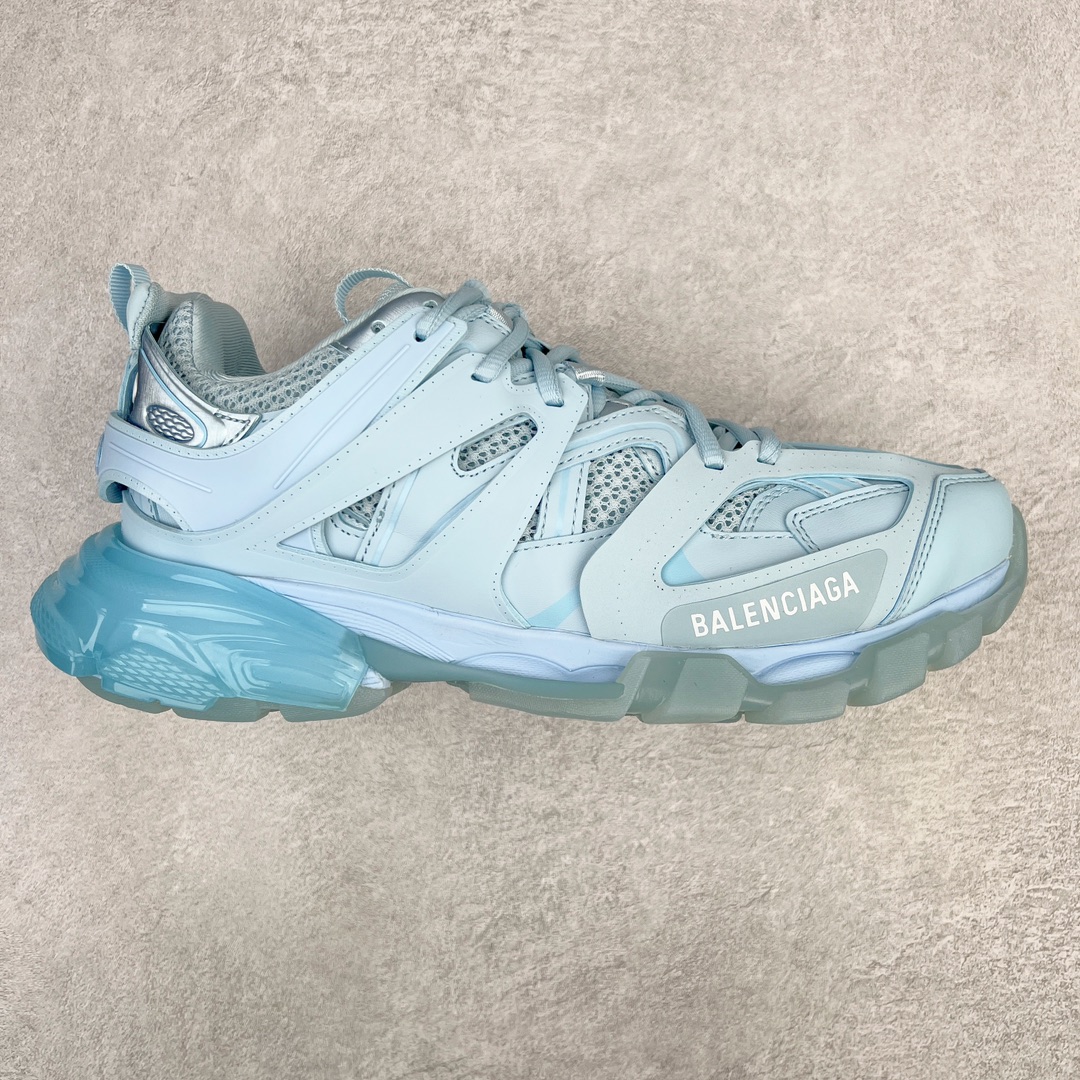 💰390 ＃VG零售版 BALENCIAGA Track Trainers 巴黎世家透明果冻底复古潮流百搭老爹鞋 成份：47%涤纶 40%聚氨酯纤维 13%Nylon 采用尼龙和网眼布制成 100%不含皮革 尺码饰于足尖 鞋后跟压印Track字样 外底正面压印BB标识 外侧印有Balenciaga印花 鞋舌压印Balenciaga标识 双鞋带以常规方式打结 后帮及鞋舌配有拉环鞋提 动态鞋底设计 为双脚带来后续的助力 50毫米鞋弓 水洗做旧风格 中国制造 此商品提供Balenciaga防尘袋和包装盒 全套原纸板楦头开发 最原汁原味的灵魂版型 全鞋荧光划线卡点 胶水把控整洁度追求极致完美 每一双都是工艺品 多重QC质检 超越公司货的品控标准 实实在在的免检产品 原盒原配 正确字体电绣 粗细、位置、大小正确 侧边TPU 透气孔匹配意产原版 正确分离大底 TPU软底 原版一致大底LOGO 立体感十足 原厂皮料水洗做旧 采购原厂网纱 正常尺码 尺码：35 36 37 38 39 40 41 42 43 44 45 46 编码：by4936060-运动鞋