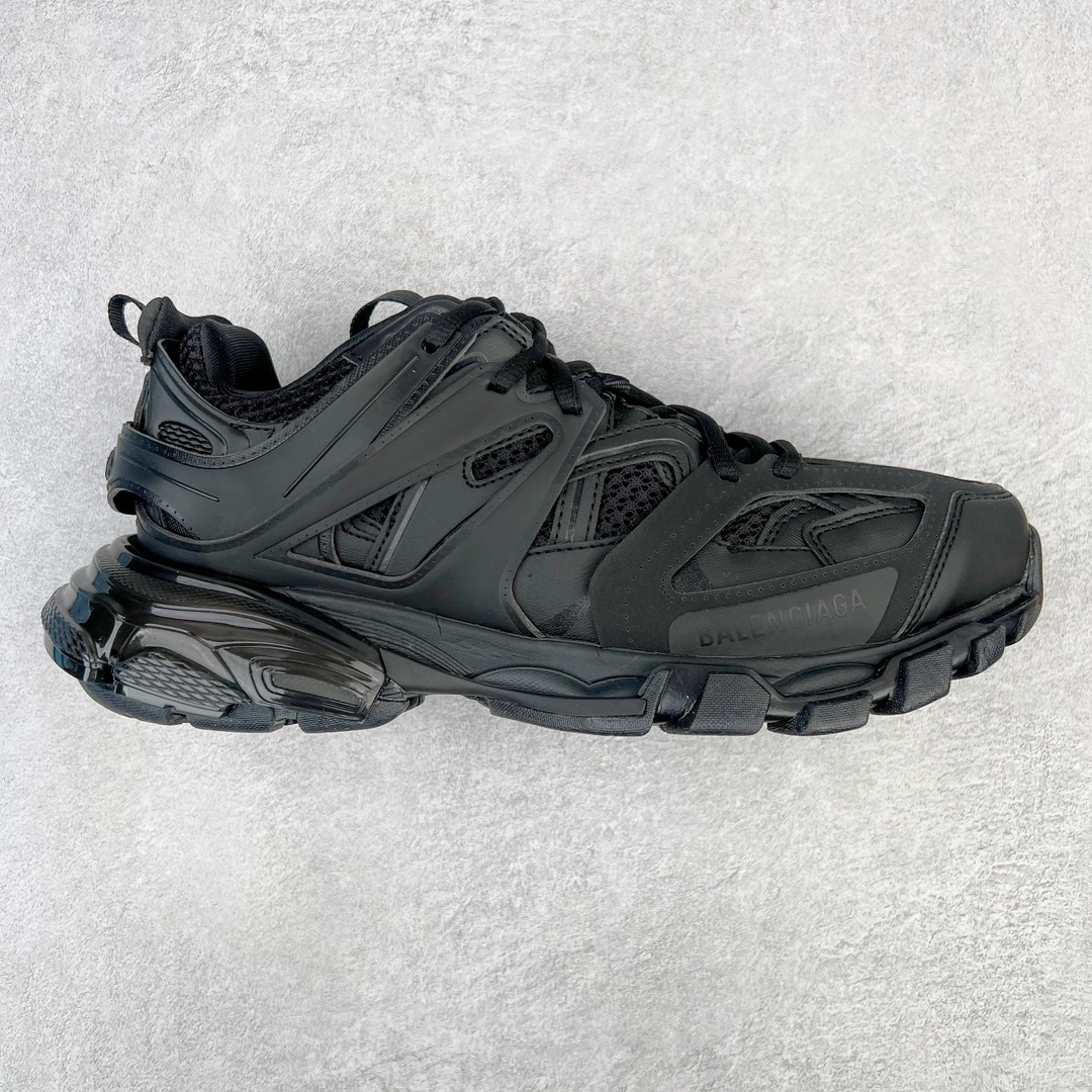 💰390 ＃VG零售版 BALENCIAGA Track Trainers 巴黎世家透明果冻底复古潮流百搭老爹鞋 成份：47%涤纶 40%聚氨酯纤维 13%Nylon 采用尼龙和网眼布制成 100%不含皮革 尺码饰于足尖 鞋后跟压印Track字样 外底正面压印BB标识 外侧印有Balenciaga印花 鞋舌压印Balenciaga标识 双鞋带以常规方式打结 后帮及鞋舌配有拉环鞋提 动态鞋底设计 为双脚带来后续的助力 50毫米鞋弓 水洗做旧风格 中国制造 此商品提供Balenciaga防尘袋和包装盒 全套原纸板楦头开发 最原汁原味的灵魂版型 全鞋荧光划线卡点 胶水把控整洁度追求极致完美 每一双都是工艺品 多重QC质检 超越公司货的品控标准 实实在在的免检产品 原盒原配 正确字体电绣 粗细、位置、大小正确 侧边TPU 透气孔匹配意产原版 正确分离大底 TPU软底 原版一致大底LOGO 立体感十足 原厂皮料水洗做旧 采购原厂网纱 正常尺码 尺码：35 36 37 38 39 40 41 42 43 44 45 46 编码：by4936060-运动鞋