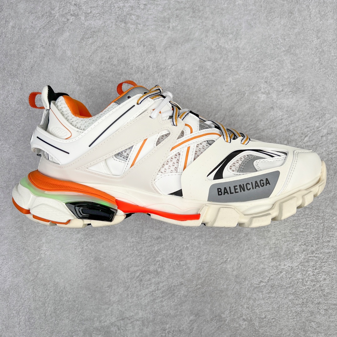 💰460 ＃VG零售版 BALENCIAGA Track Led Trainers 巴黎世家复古灯鞋潮流百搭老爹鞋 充电接口处在Track下方电池容量：单次充电满充可使用16-20小时 在后跟位置增加了可充电 LED 灯带的部分 只需单击「Track」键即可点亮 并设有红、黄、蓝、绿、紫等 11 种不同的灯光模式 大大增加了鞋款的吸睛度 而电量耗尽之后则需要通过附赠的充电线进行充电 成份：47%涤纶 40%聚氨酯纤维 13%Nylon 采用尼龙和网眼布制成 100%不含皮革 尺码饰于足尖 鞋后跟压印Track字样 外底正面压印BB标识 外侧印有Balenciaga印花 鞋舌压印Balenciaga标识 双鞋带以常规方式打结 后帮及鞋舌配有拉环鞋提 动态鞋底设计 为双脚带来后续的助力 50毫米鞋弓 水洗做旧风格 中国制造 此商品提供Balenciaga防尘袋和包装盒 全套原纸板楦头开发 最原汁原味的灵魂版型 全鞋荧光划线卡点 胶水把控整洁度追求极致完美 每一双都是工艺品 多重QC质检 超越公司货的品控标准 实实在在的免检产品 原盒原配 正确字体电绣 粗细、位置、大小正确 侧边TPU 透气孔匹配意产原版 正确分离大底 TPU软底 原版一致大底LOGO 立体感十足 原厂皮料水洗做旧 采购原厂网纱 正常尺码 尺码：35 36 37 38 39 40 41 42 43 44 45 46 编码：by5936030-运动鞋