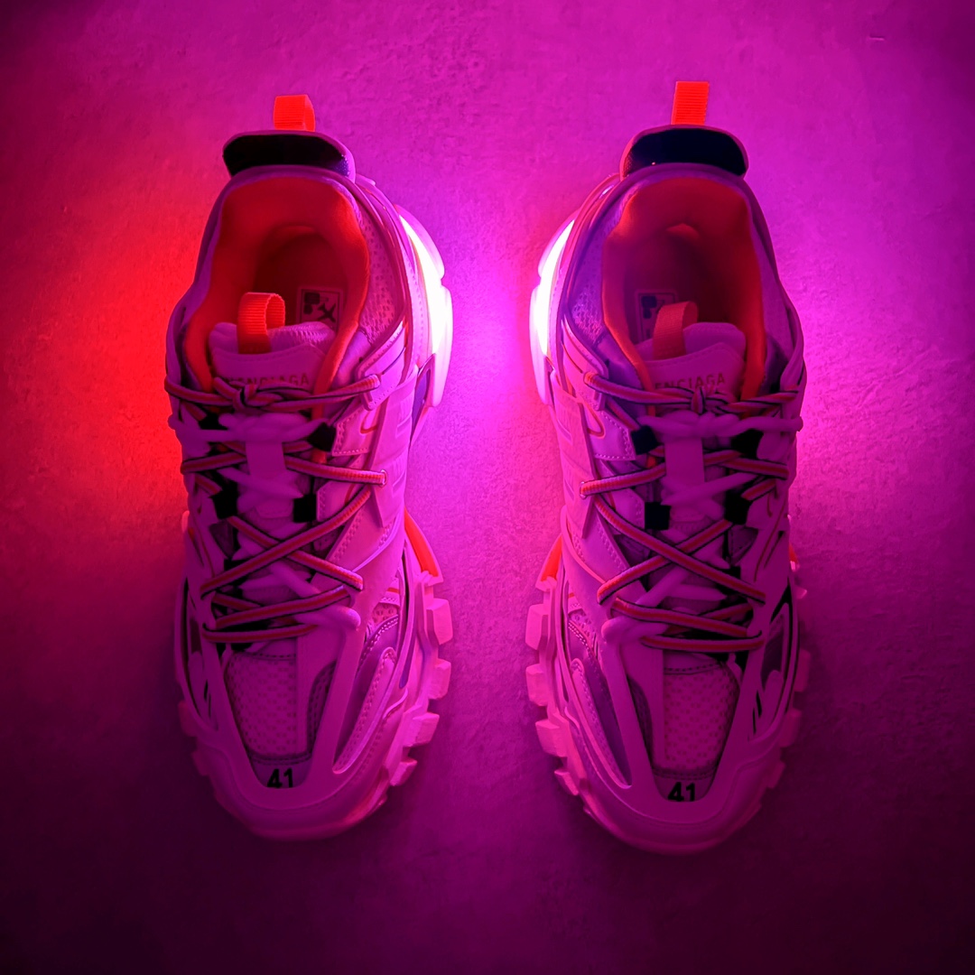 图片[2]-💰460 ＃VG零售版 BALENCIAGA Track Led Trainers 巴黎世家复古灯鞋潮流百搭老爹鞋 充电接口处在Track下方电池容量：单次充电满充可使用16-20小时 在后跟位置增加了可充电 LED 灯带的部分 只需单击「Track」键即可点亮 并设有红、黄、蓝、绿、紫等 11 种不同的灯光模式 大大增加了鞋款的吸睛度 而电量耗尽之后则需要通过附赠的充电线进行充电 成份：47%涤纶 40%聚氨酯纤维 13%Nylon 采用尼龙和网眼布制成 100%不含皮革 尺码饰于足尖 鞋后跟压印Track字样 外底正面压印BB标识 外侧印有Balenciaga印花 鞋舌压印Balenciaga标识 双鞋带以常规方式打结 后帮及鞋舌配有拉环鞋提 动态鞋底设计 为双脚带来后续的助力 50毫米鞋弓 水洗做旧风格 中国制造 此商品提供Balenciaga防尘袋和包装盒 全套原纸板楦头开发 最原汁原味的灵魂版型 全鞋荧光划线卡点 胶水把控整洁度追求极致完美 每一双都是工艺品 多重QC质检 超越公司货的品控标准 实实在在的免检产品 原盒原配 正确字体电绣 粗细、位置、大小正确 侧边TPU 透气孔匹配意产原版 正确分离大底 TPU软底 原版一致大底LOGO 立体感十足 原厂皮料水洗做旧 采购原厂网纱 正常尺码 尺码：35 36 37 38 39 40 41 42 43 44 45 46 编码：by5936030-运动鞋