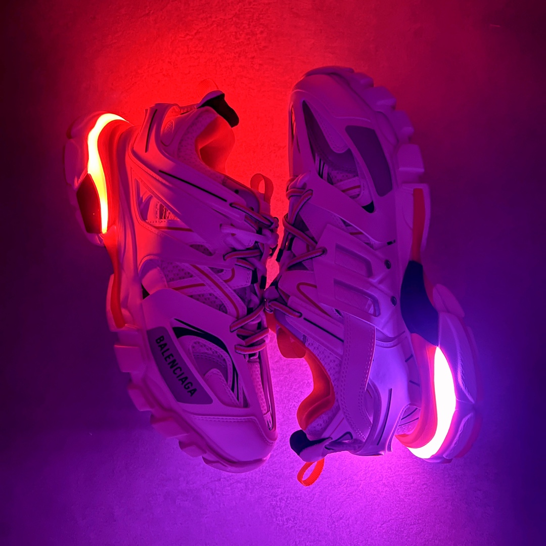 图片[3]-💰460 ＃VG零售版 BALENCIAGA Track Led Trainers 巴黎世家复古灯鞋潮流百搭老爹鞋 充电接口处在Track下方电池容量：单次充电满充可使用16-20小时 在后跟位置增加了可充电 LED 灯带的部分 只需单击「Track」键即可点亮 并设有红、黄、蓝、绿、紫等 11 种不同的灯光模式 大大增加了鞋款的吸睛度 而电量耗尽之后则需要通过附赠的充电线进行充电 成份：47%涤纶 40%聚氨酯纤维 13%Nylon 采用尼龙和网眼布制成 100%不含皮革 尺码饰于足尖 鞋后跟压印Track字样 外底正面压印BB标识 外侧印有Balenciaga印花 鞋舌压印Balenciaga标识 双鞋带以常规方式打结 后帮及鞋舌配有拉环鞋提 动态鞋底设计 为双脚带来后续的助力 50毫米鞋弓 水洗做旧风格 中国制造 此商品提供Balenciaga防尘袋和包装盒 全套原纸板楦头开发 最原汁原味的灵魂版型 全鞋荧光划线卡点 胶水把控整洁度追求极致完美 每一双都是工艺品 多重QC质检 超越公司货的品控标准 实实在在的免检产品 原盒原配 正确字体电绣 粗细、位置、大小正确 侧边TPU 透气孔匹配意产原版 正确分离大底 TPU软底 原版一致大底LOGO 立体感十足 原厂皮料水洗做旧 采购原厂网纱 正常尺码 尺码：35 36 37 38 39 40 41 42 43 44 45 46 编码：by5936030-运动鞋