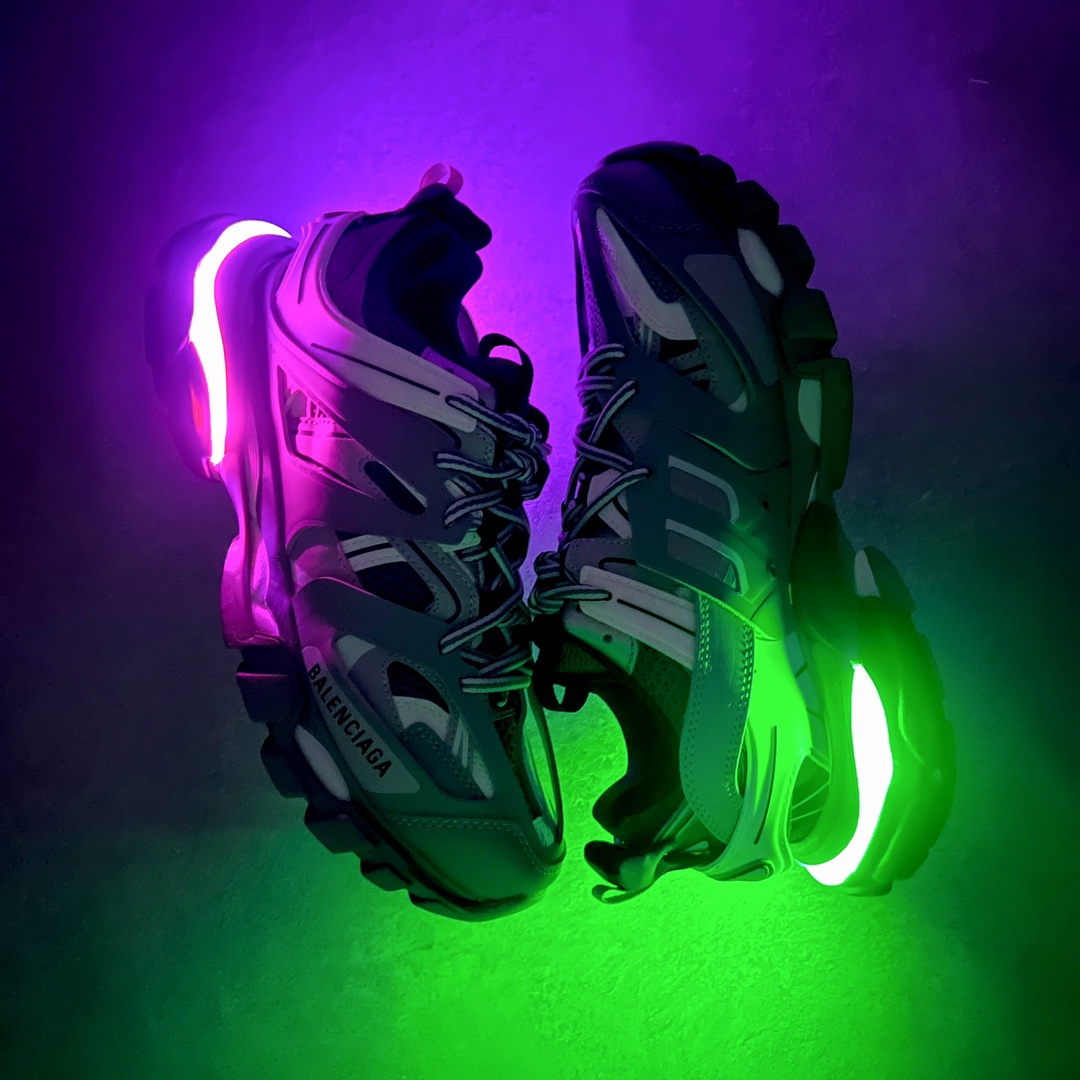 图片[3]-💰460 ＃VG零售版 BALENCIAGA Track Led Trainers 巴黎世家复古灯鞋潮流百搭老爹鞋 充电接口处在Track下方电池容量：单次充电满充可使用16-20小时 在后跟位置增加了可充电 LED 灯带的部分 只需单击「Track」键即可点亮 并设有红、黄、蓝、绿、紫等 11 种不同的灯光模式 大大增加了鞋款的吸睛度 而电量耗尽之后则需要通过附赠的充电线进行充电 成份：47%涤纶 40%聚氨酯纤维 13%Nylon 采用尼龙和网眼布制成 100%不含皮革 尺码饰于足尖 鞋后跟压印Track字样 外底正面压印BB标识 外侧印有Balenciaga印花 鞋舌压印Balenciaga标识 双鞋带以常规方式打结 后帮及鞋舌配有拉环鞋提 动态鞋底设计 为双脚带来后续的助力 50毫米鞋弓 水洗做旧风格 中国制造 此商品提供Balenciaga防尘袋和包装盒 全套原纸板楦头开发 最原汁原味的灵魂版型 全鞋荧光划线卡点 胶水把控整洁度追求极致完美 每一双都是工艺品 多重QC质检 超越公司货的品控标准 实实在在的免检产品 原盒原配 正确字体电绣 粗细、位置、大小正确 侧边TPU 透气孔匹配意产原版 正确分离大底 TPU软底 原版一致大底LOGO 立体感十足 原厂皮料水洗做旧 采购原厂网纱 正常尺码 尺码：35 36 37 38 39 40 41 42 43 44 45 46 编码：by5936030-运动鞋