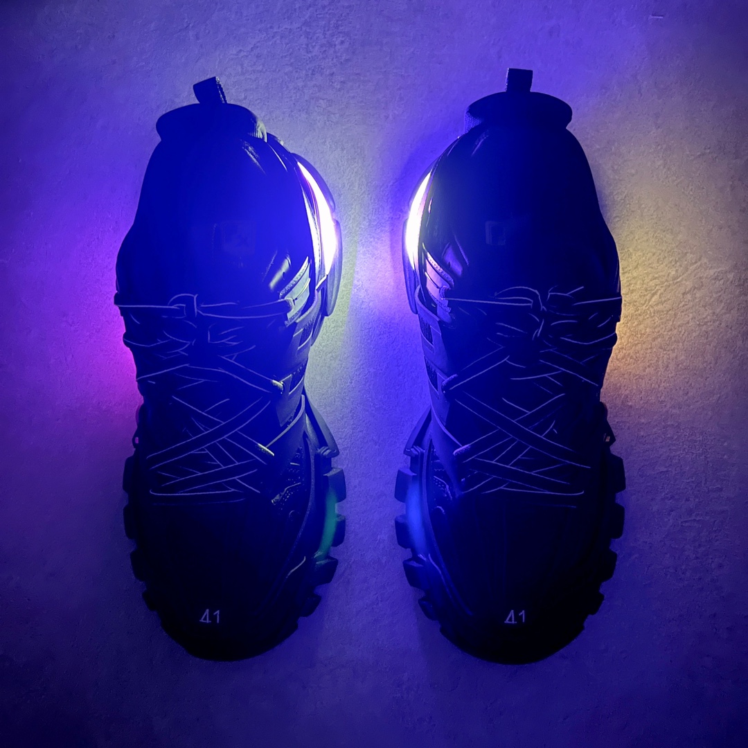 图片[2]-💰460 ＃VG零售版 BALENCIAGA Track Led Trainers 巴黎世家复古灯鞋潮流百搭老爹鞋 充电接口处在Track下方电池容量：单次充电满充可使用16-20小时 在后跟位置增加了可充电 LED 灯带的部分 只需单击「Track」键即可点亮 并设有红、黄、蓝、绿、紫等 11 种不同的灯光模式 大大增加了鞋款的吸睛度 而电量耗尽之后则需要通过附赠的充电线进行充电 成份：47%涤纶 40%聚氨酯纤维 13%Nylon 采用尼龙和网眼布制成 100%不含皮革 尺码饰于足尖 鞋后跟压印Track字样 外底正面压印BB标识 外侧印有Balenciaga印花 鞋舌压印Balenciaga标识 双鞋带以常规方式打结 后帮及鞋舌配有拉环鞋提 动态鞋底设计 为双脚带来后续的助力 50毫米鞋弓 水洗做旧风格 中国制造 此商品提供Balenciaga防尘袋和包装盒 全套原纸板楦头开发 最原汁原味的灵魂版型 全鞋荧光划线卡点 胶水把控整洁度追求极致完美 每一双都是工艺品 多重QC质检 超越公司货的品控标准 实实在在的免检产品 原盒原配 正确字体电绣 粗细、位置、大小正确 侧边TPU 透气孔匹配意产原版 正确分离大底 TPU软底 原版一致大底LOGO 立体感十足 原厂皮料水洗做旧 采购原厂网纱 正常尺码 尺码：35 36 37 38 39 40 41 42 43 44 45 46 编码：by5936030-运动鞋