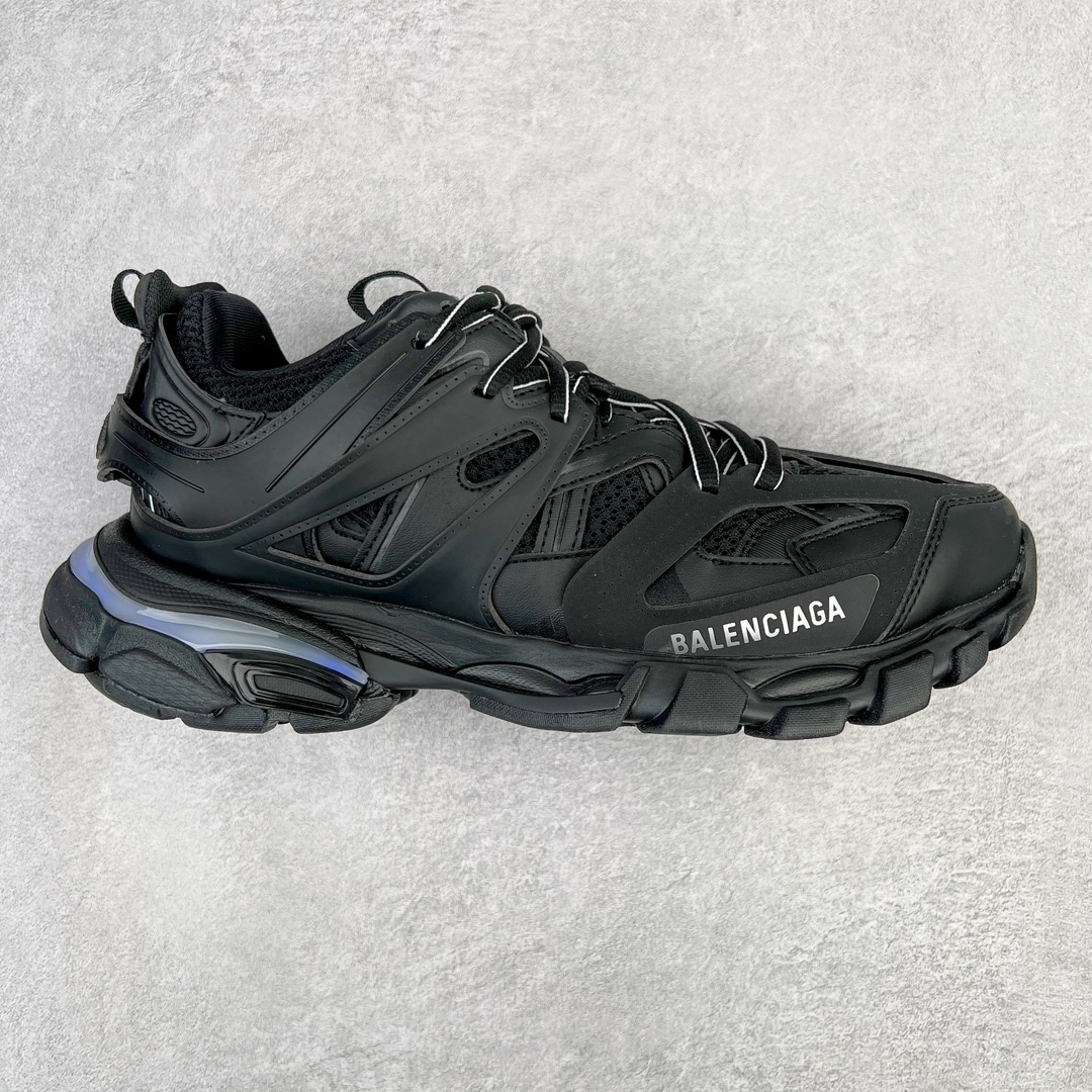 💰460 ＃VG零售版 BALENCIAGA Track Led Trainers 巴黎世家复古灯鞋潮流百搭老爹鞋 充电接口处在Track下方电池容量：单次充电满充可使用16-20小时 在后跟位置增加了可充电 LED 灯带的部分 只需单击「Track」键即可点亮 并设有红、黄、蓝、绿、紫等 11 种不同的灯光模式 大大增加了鞋款的吸睛度 而电量耗尽之后则需要通过附赠的充电线进行充电 成份：47%涤纶 40%聚氨酯纤维 13%Nylon 采用尼龙和网眼布制成 100%不含皮革 尺码饰于足尖 鞋后跟压印Track字样 外底正面压印BB标识 外侧印有Balenciaga印花 鞋舌压印Balenciaga标识 双鞋带以常规方式打结 后帮及鞋舌配有拉环鞋提 动态鞋底设计 为双脚带来后续的助力 50毫米鞋弓 水洗做旧风格 中国制造 此商品提供Balenciaga防尘袋和包装盒 全套原纸板楦头开发 最原汁原味的灵魂版型 全鞋荧光划线卡点 胶水把控整洁度追求极致完美 每一双都是工艺品 多重QC质检 超越公司货的品控标准 实实在在的免检产品 原盒原配 正确字体电绣 粗细、位置、大小正确 侧边TPU 透气孔匹配意产原版 正确分离大底 TPU软底 原版一致大底LOGO 立体感十足 原厂皮料水洗做旧 采购原厂网纱 正常尺码 尺码：35 36 37 38 39 40 41 42 43 44 45 46 编码：by5936030-运动鞋