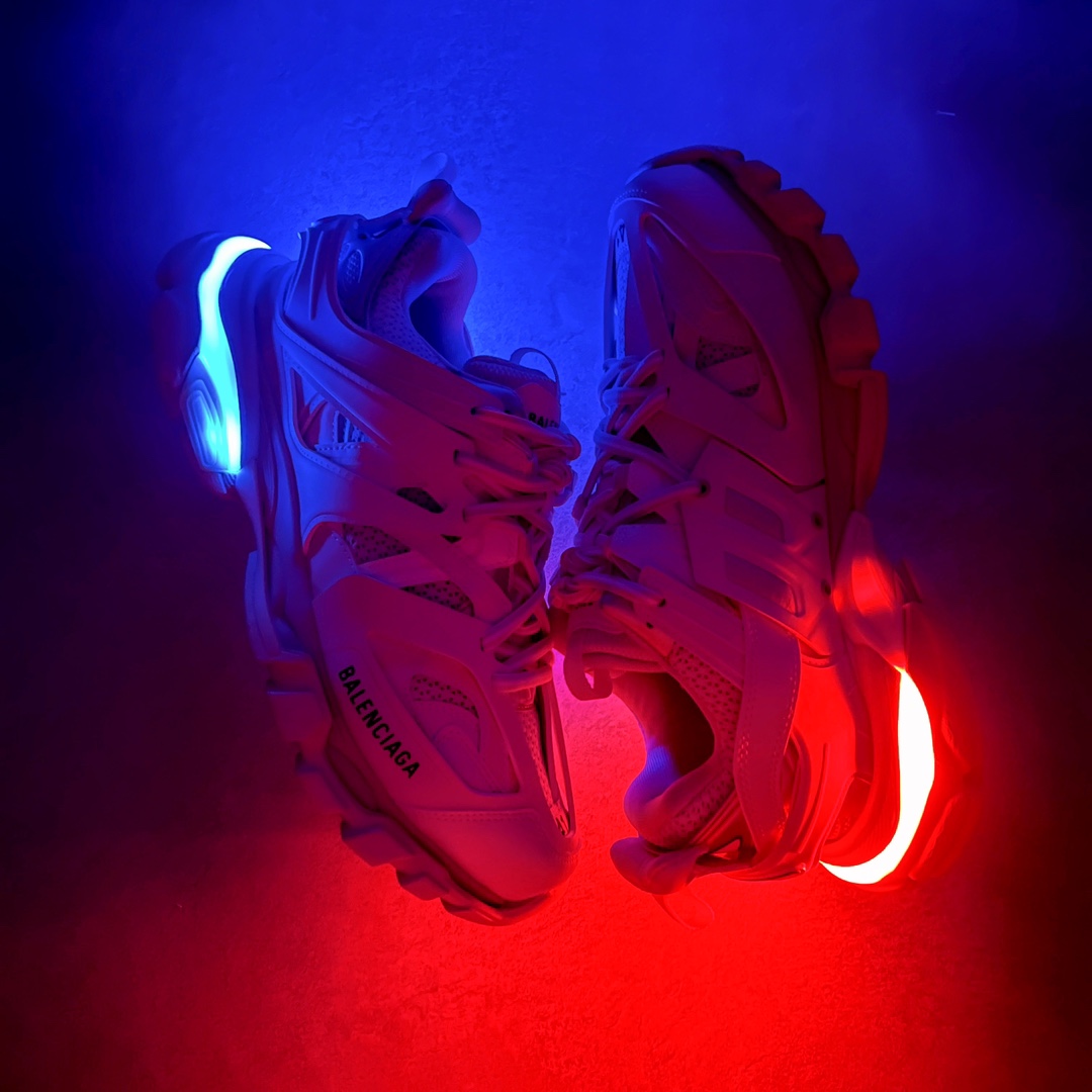 图片[3]-💰460 ＃VG零售版 BALENCIAGA Track Led Trainers 巴黎世家复古灯鞋潮流百搭老爹鞋 充电接口处在Track下方电池容量：单次充电满充可使用16-20小时 在后跟位置增加了可充电 LED 灯带的部分 只需单击「Track」键即可点亮 并设有红、黄、蓝、绿、紫等 11 种不同的灯光模式 大大增加了鞋款的吸睛度 而电量耗尽之后则需要通过附赠的充电线进行充电 成份：47%涤纶 40%聚氨酯纤维 13%Nylon 采用尼龙和网眼布制成 100%不含皮革 尺码饰于足尖 鞋后跟压印Track字样 外底正面压印BB标识 外侧印有Balenciaga印花 鞋舌压印Balenciaga标识 双鞋带以常规方式打结 后帮及鞋舌配有拉环鞋提 动态鞋底设计 为双脚带来后续的助力 50毫米鞋弓 水洗做旧风格 中国制造 此商品提供Balenciaga防尘袋和包装盒 全套原纸板楦头开发 最原汁原味的灵魂版型 全鞋荧光划线卡点 胶水把控整洁度追求极致完美 每一双都是工艺品 多重QC质检 超越公司货的品控标准 实实在在的免检产品 原盒原配 正确字体电绣 粗细、位置、大小正确 侧边TPU 透气孔匹配意产原版 正确分离大底 TPU软底 原版一致大底LOGO 立体感十足 原厂皮料水洗做旧 采购原厂网纱 正常尺码 尺码：35 36 37 38 39 40 41 42 43 44 45 46 编码：by5936030-运动鞋